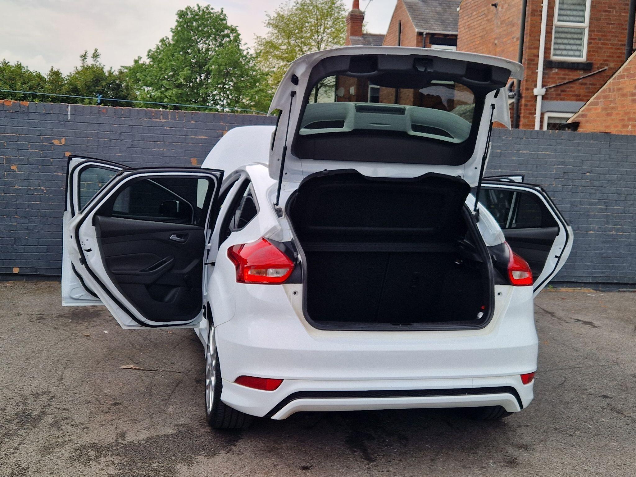 Ford Focus - Image 19