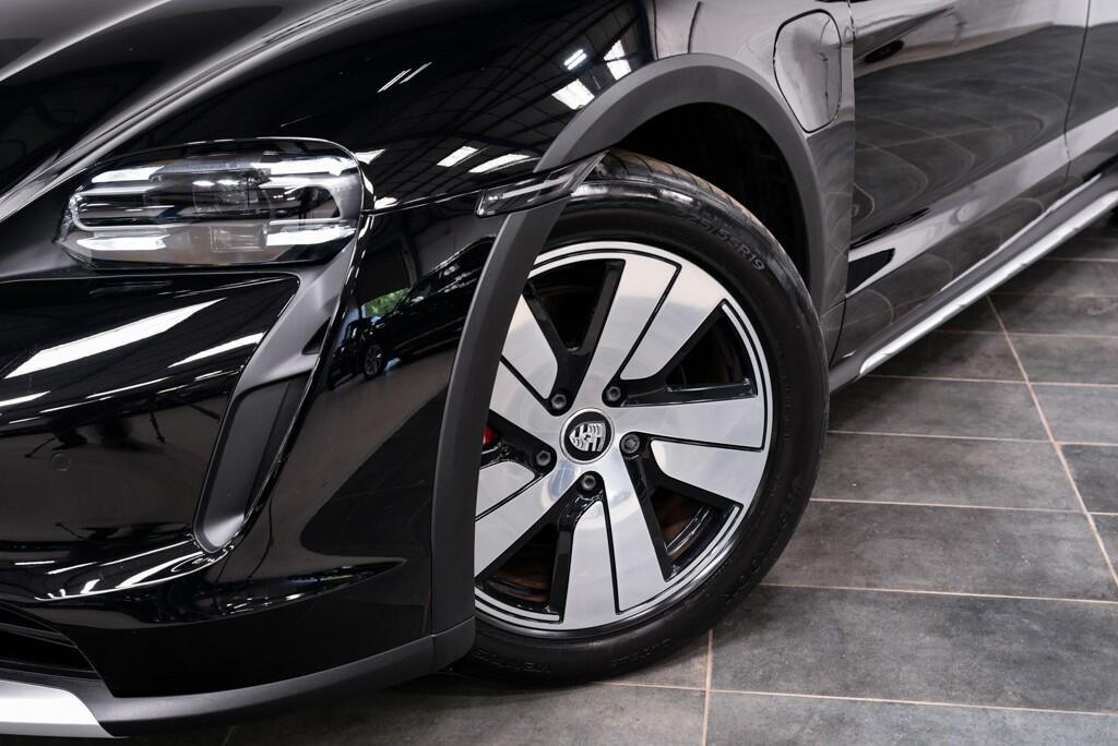 Porsche Taycan - Image 36