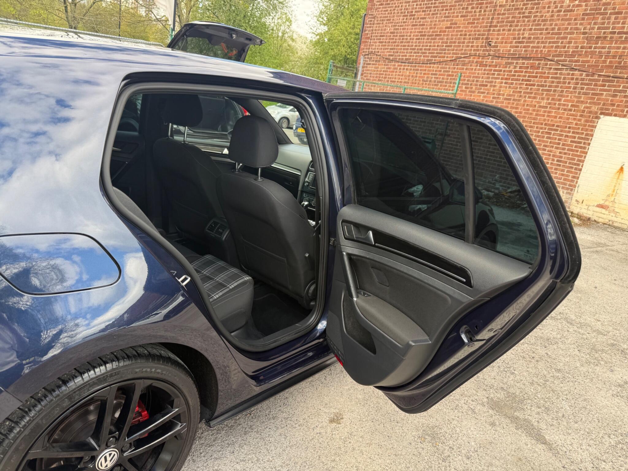 Volkswagen Golf - Image 22