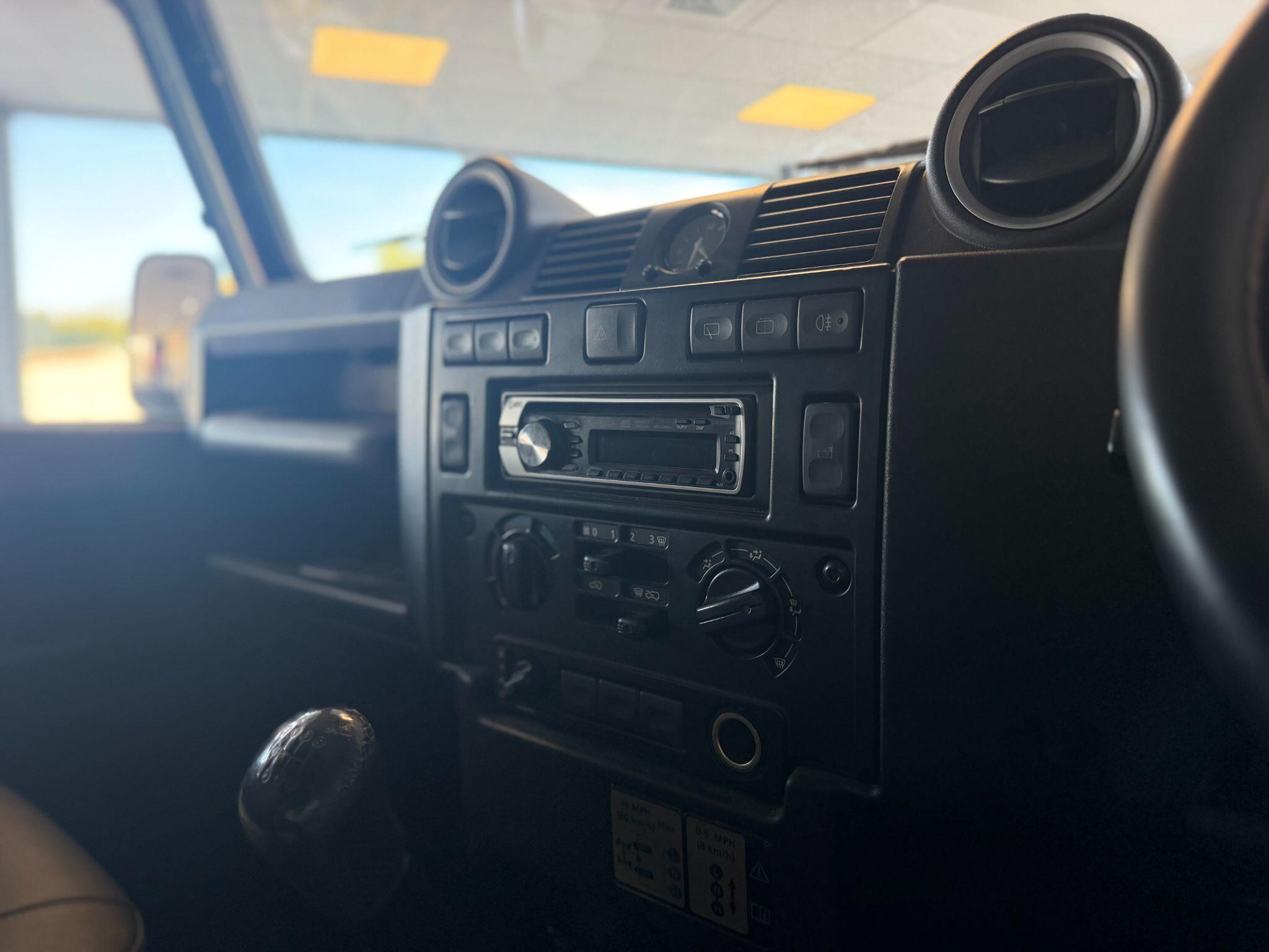 Land Rover Defender 90 - Image 8