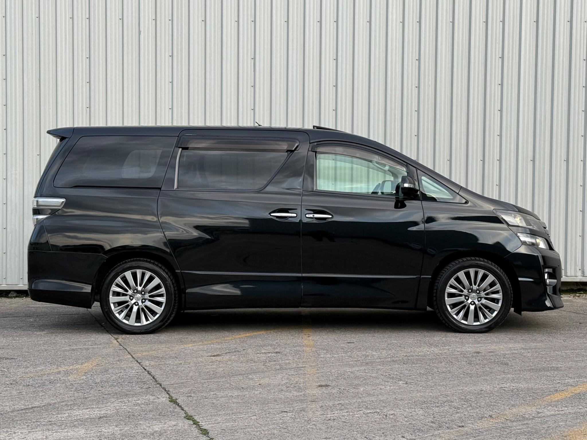 Toyota Vellfire - Image 17