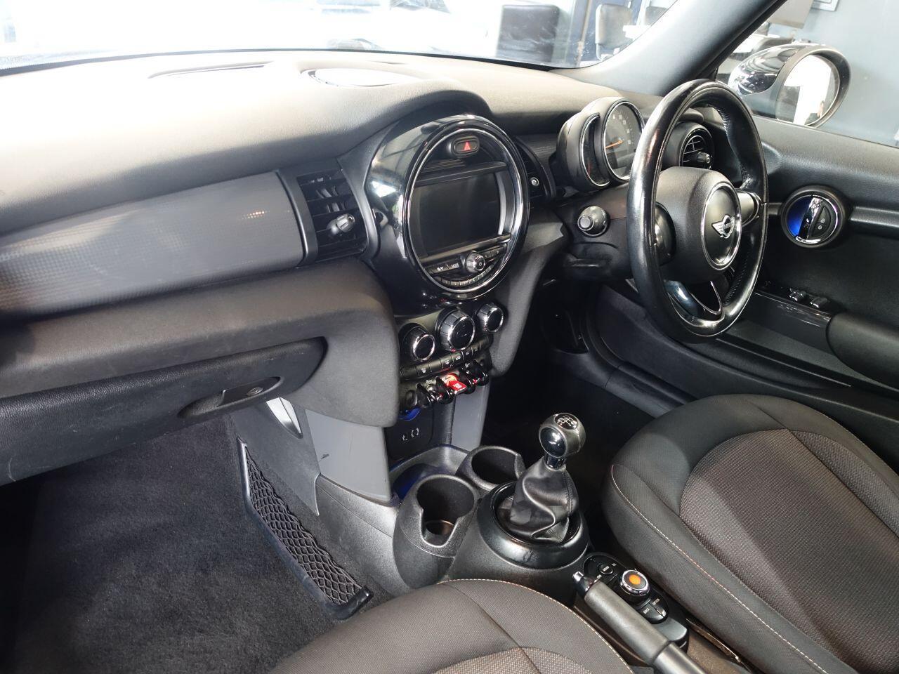 MINI Convertible - Image 12