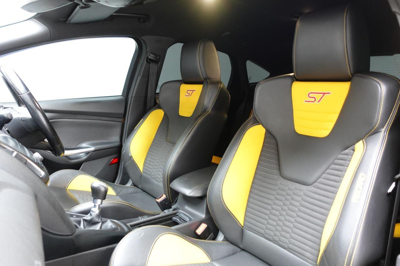 Ford Focus - Image 18