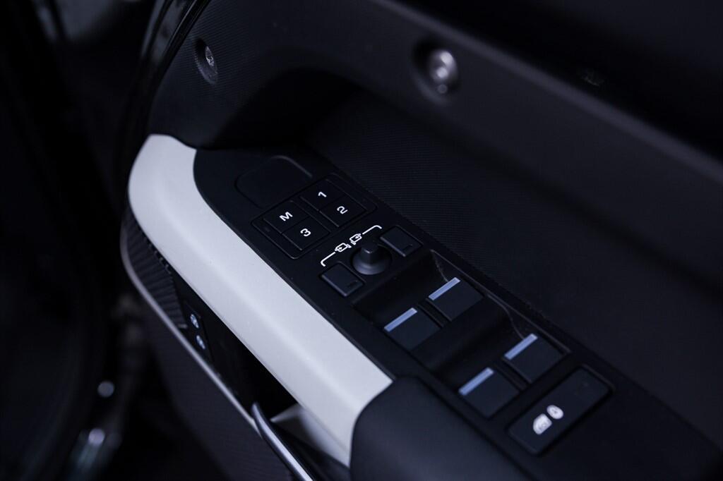 Land Rover Defender 110 - Image 34