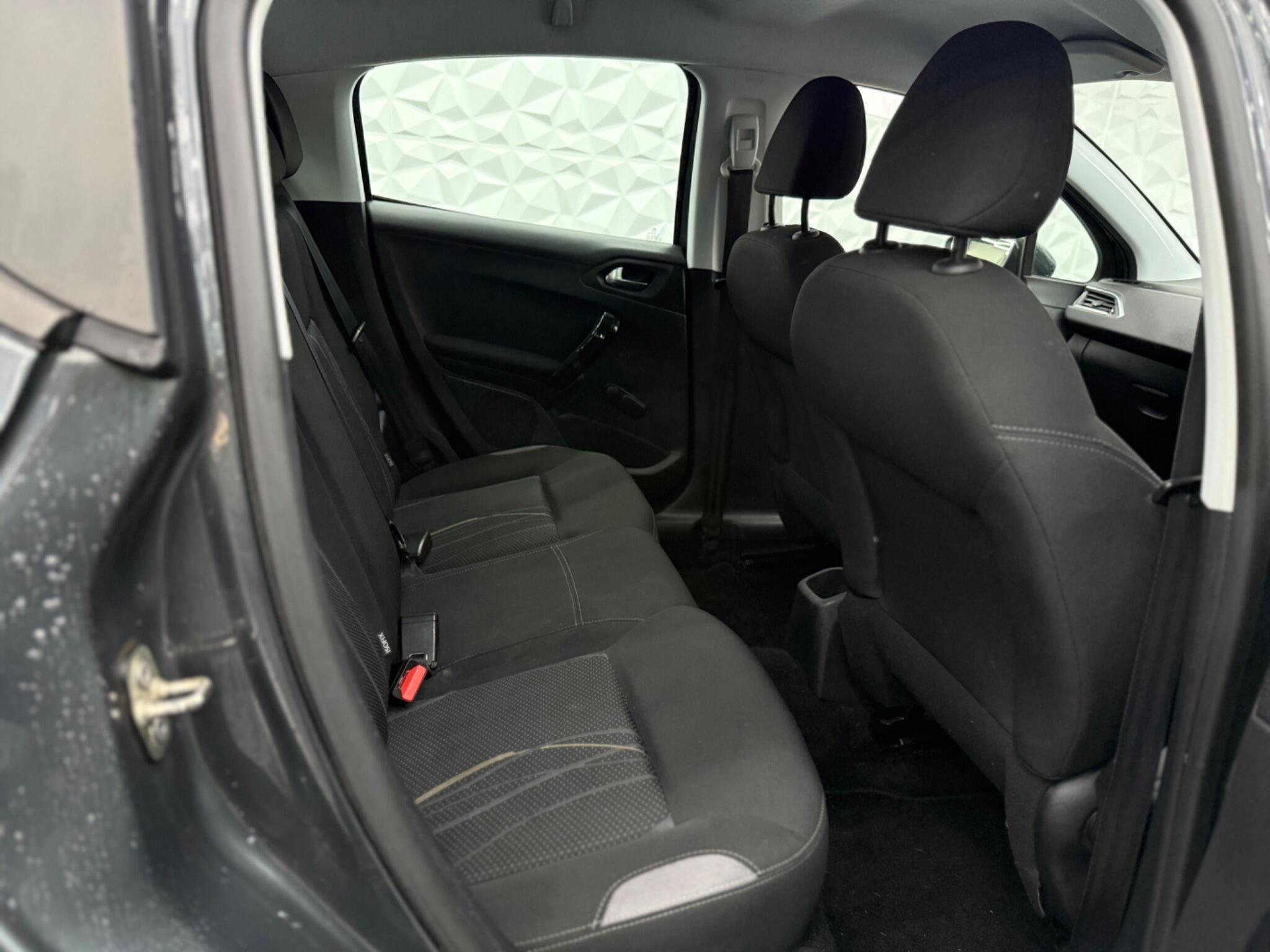 Peugeot 208 - Image 17