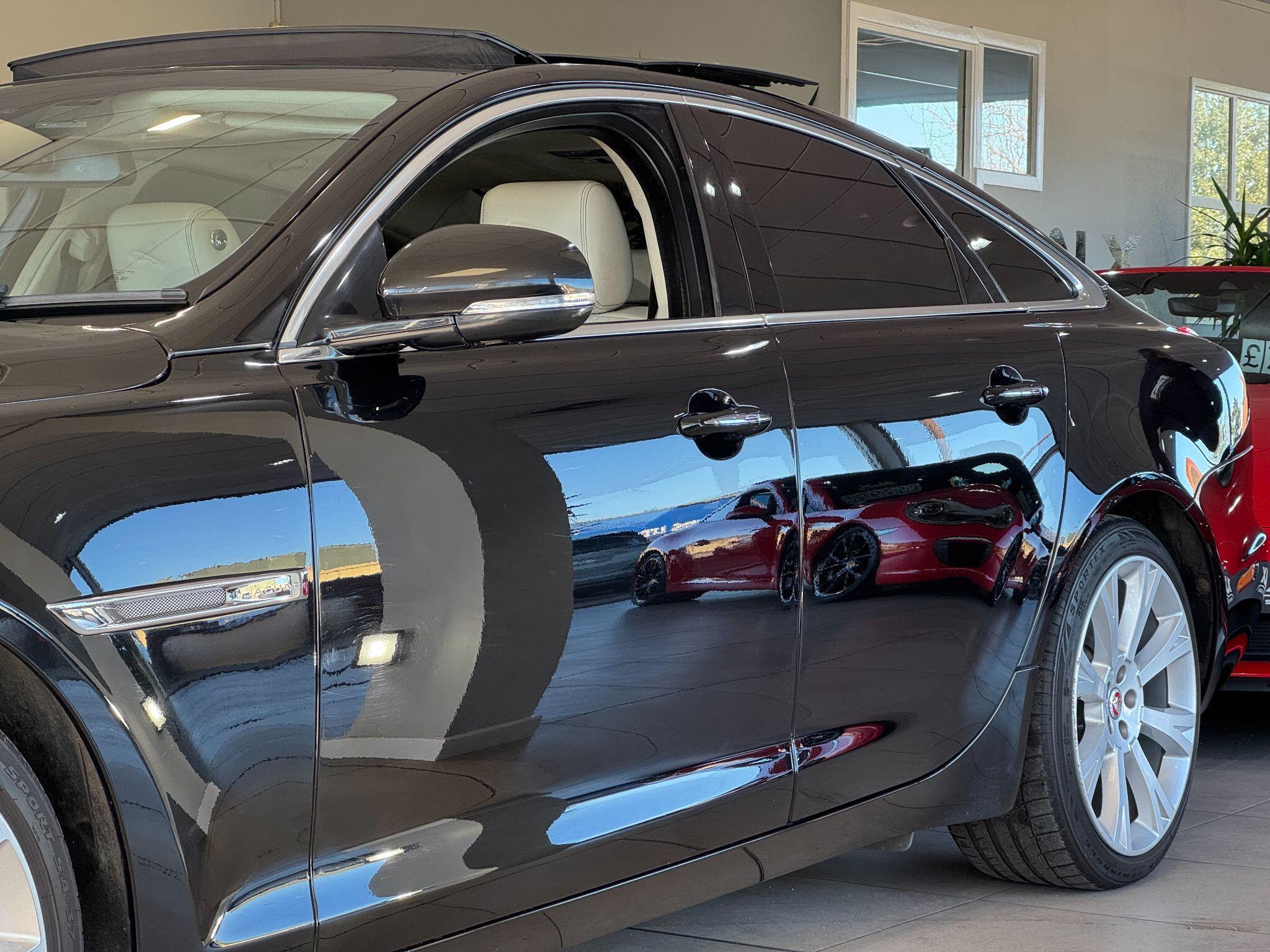Jaguar XJ - Image 11