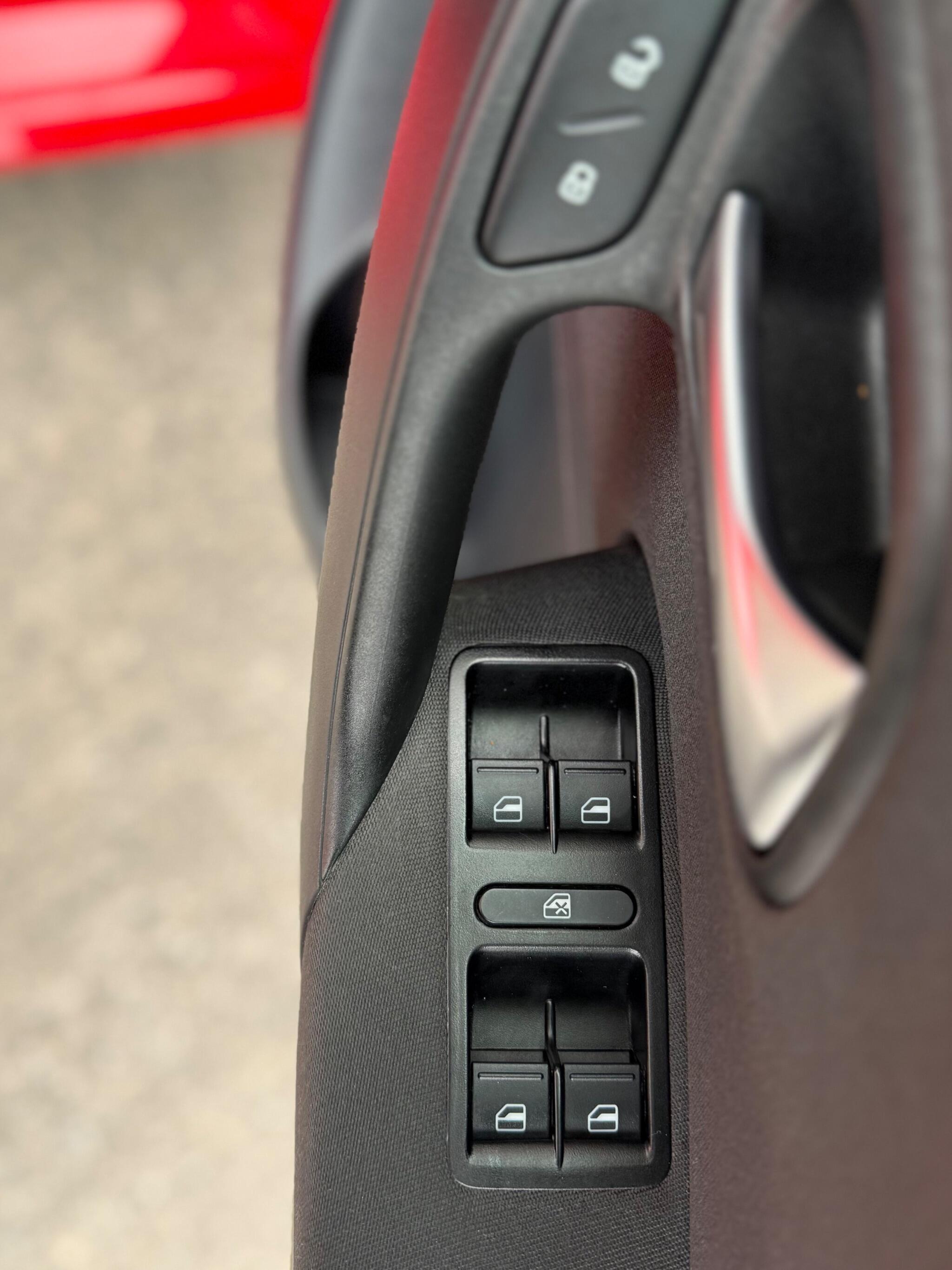 Volkswagen Polo - Image 32