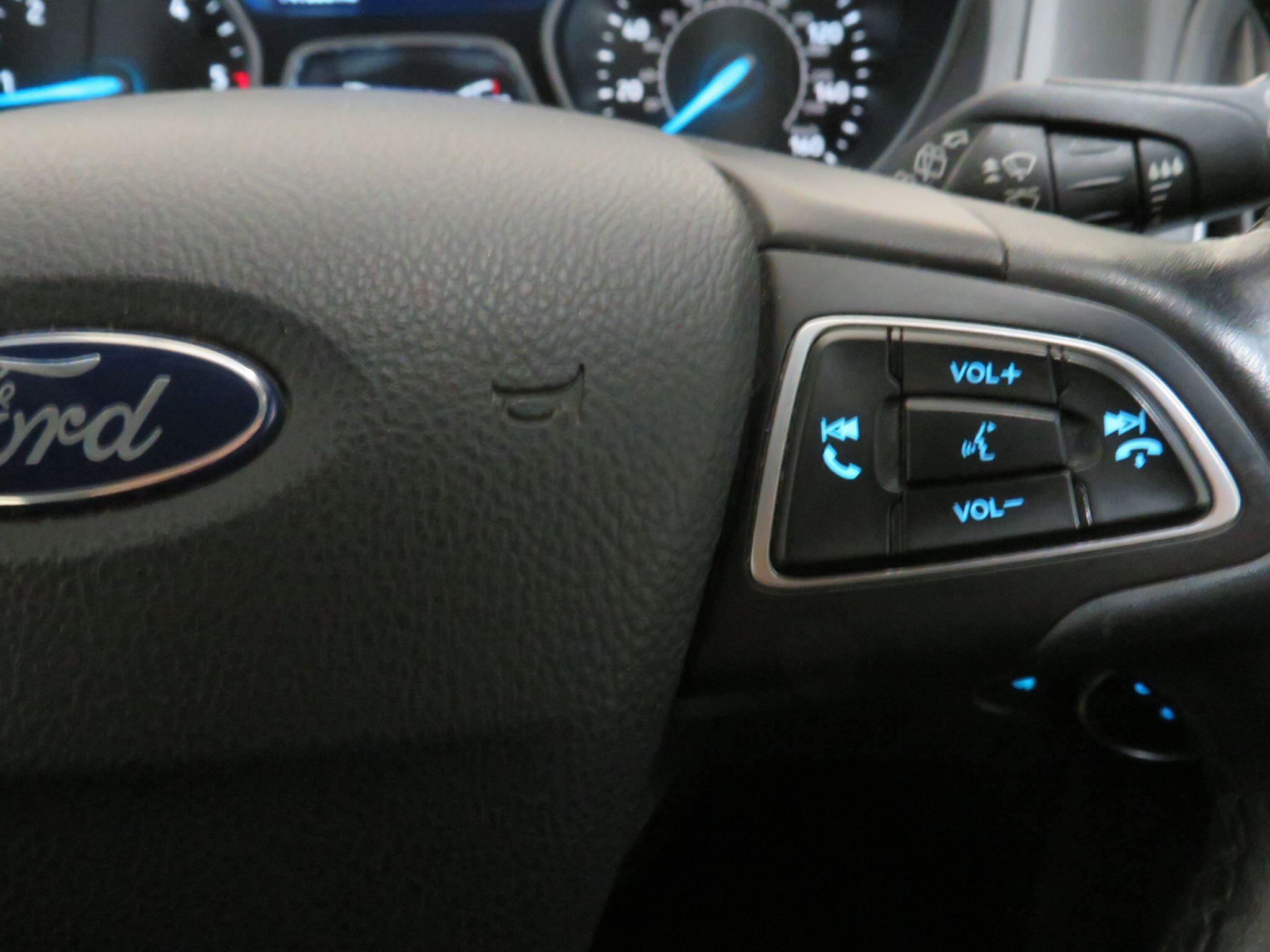 Ford Focus - Image 17