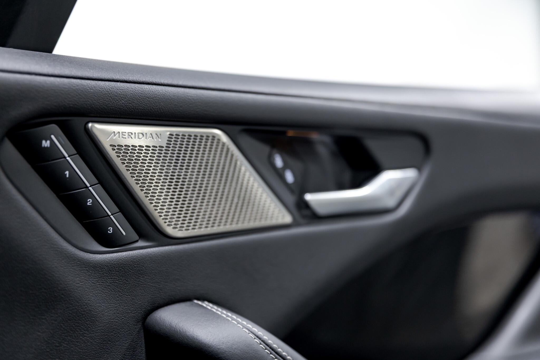 Jaguar I-Pace - Image 34