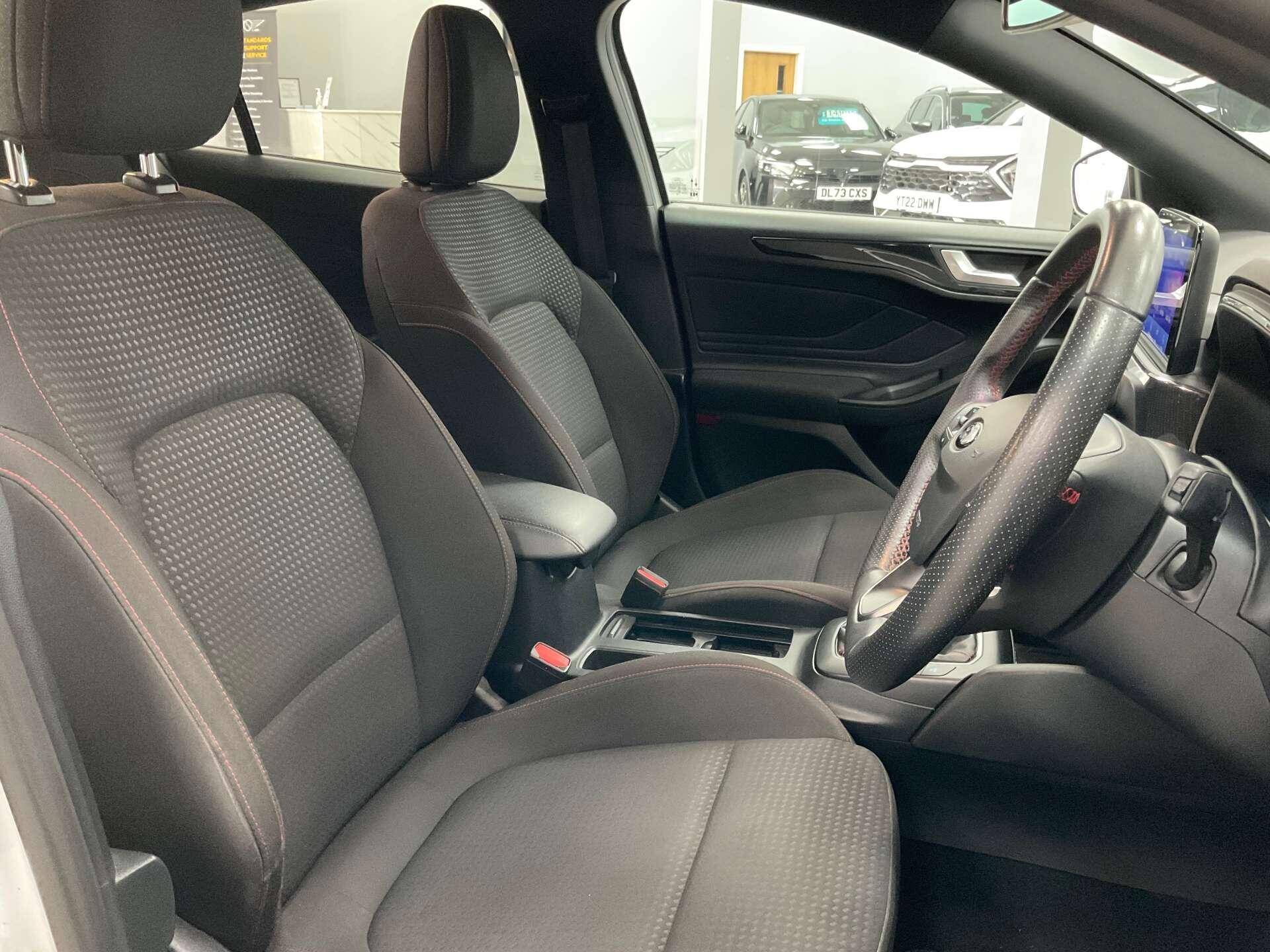 Ford Focus - Image 11