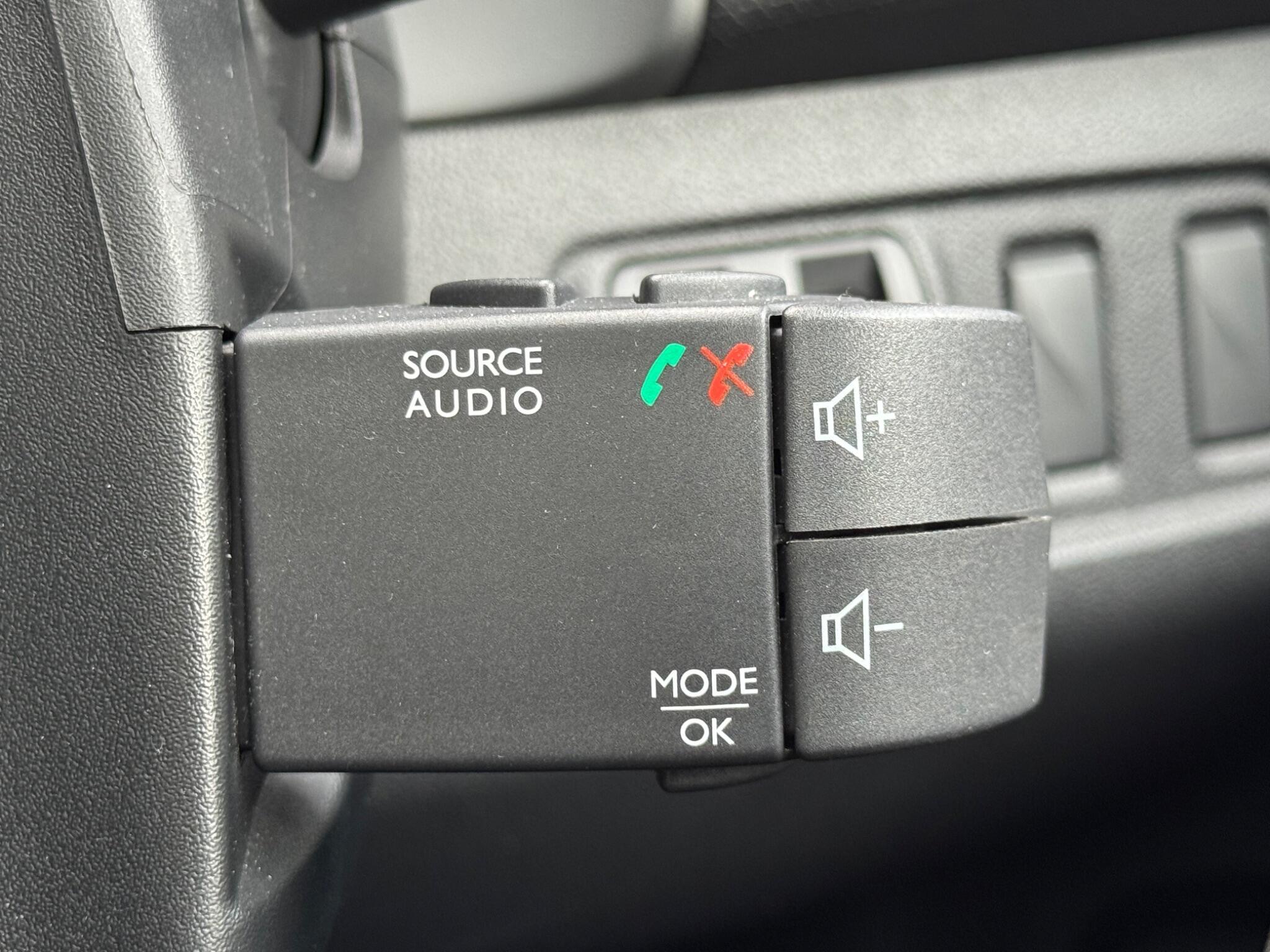 Renault Clio - Image 40