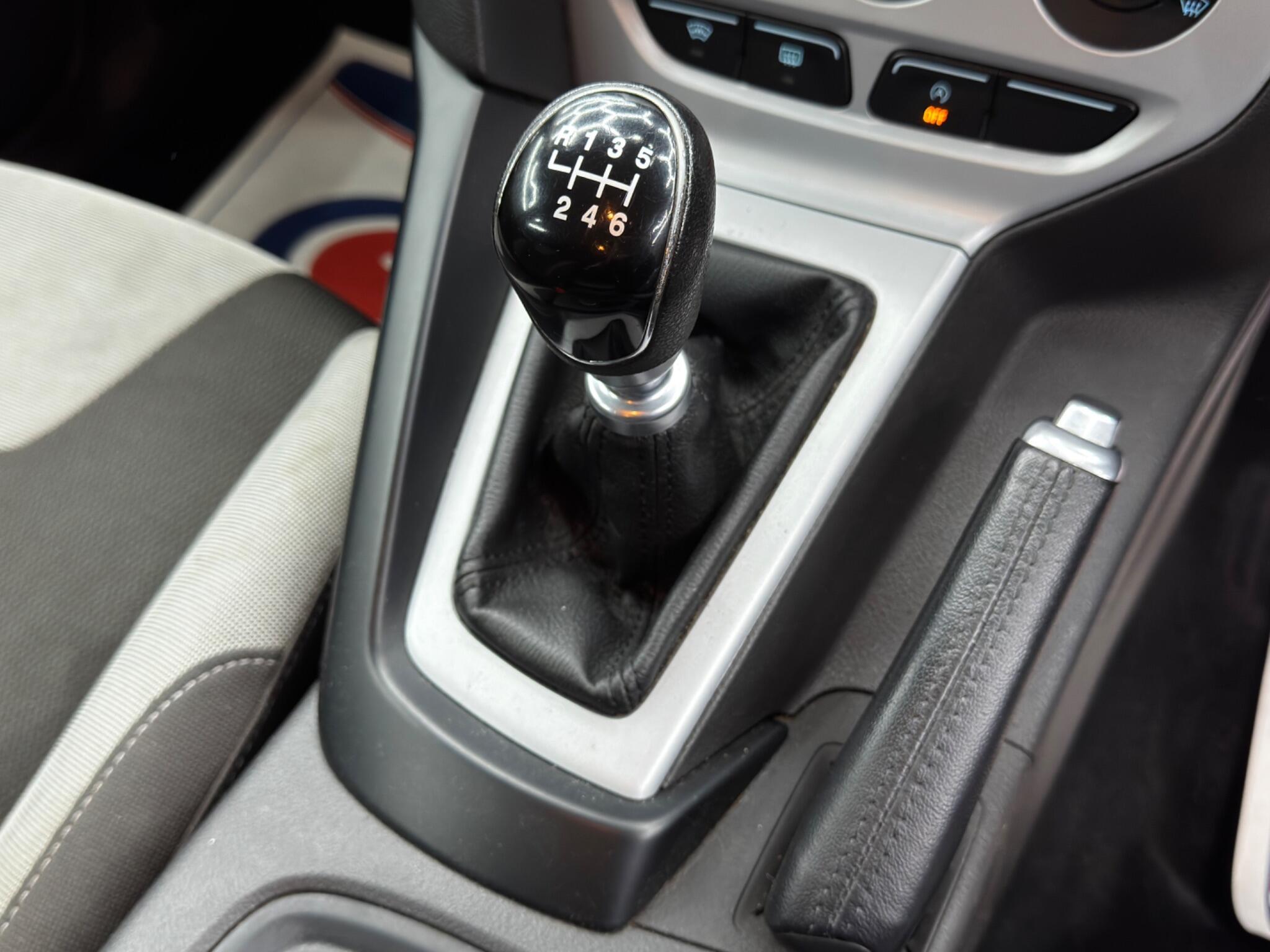 Ford Focus - Image 21