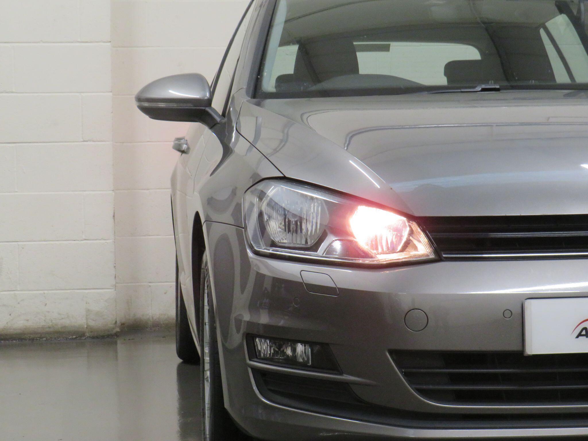 Volkswagen Golf - Image 11