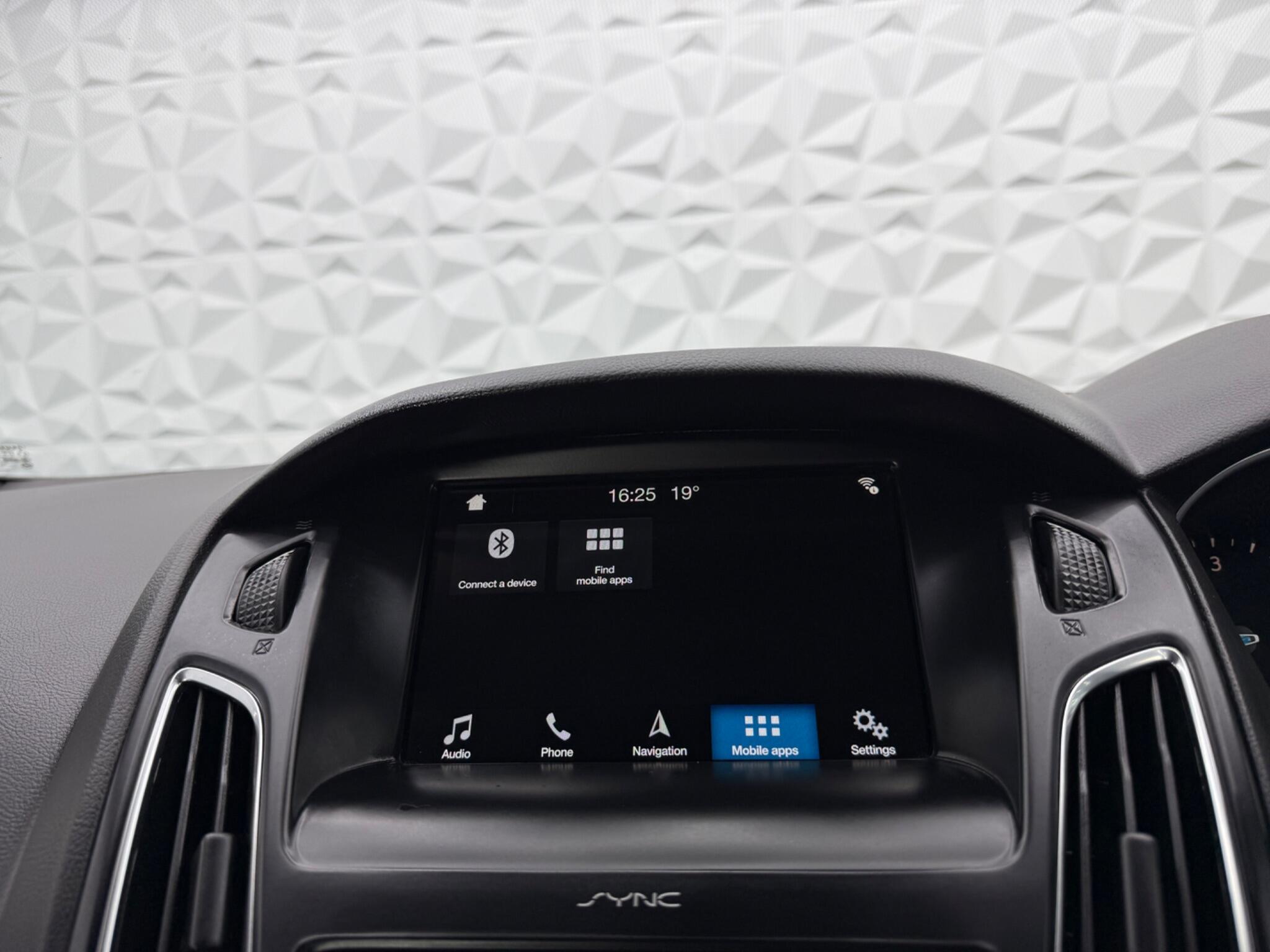 Ford Focus - Image 41
