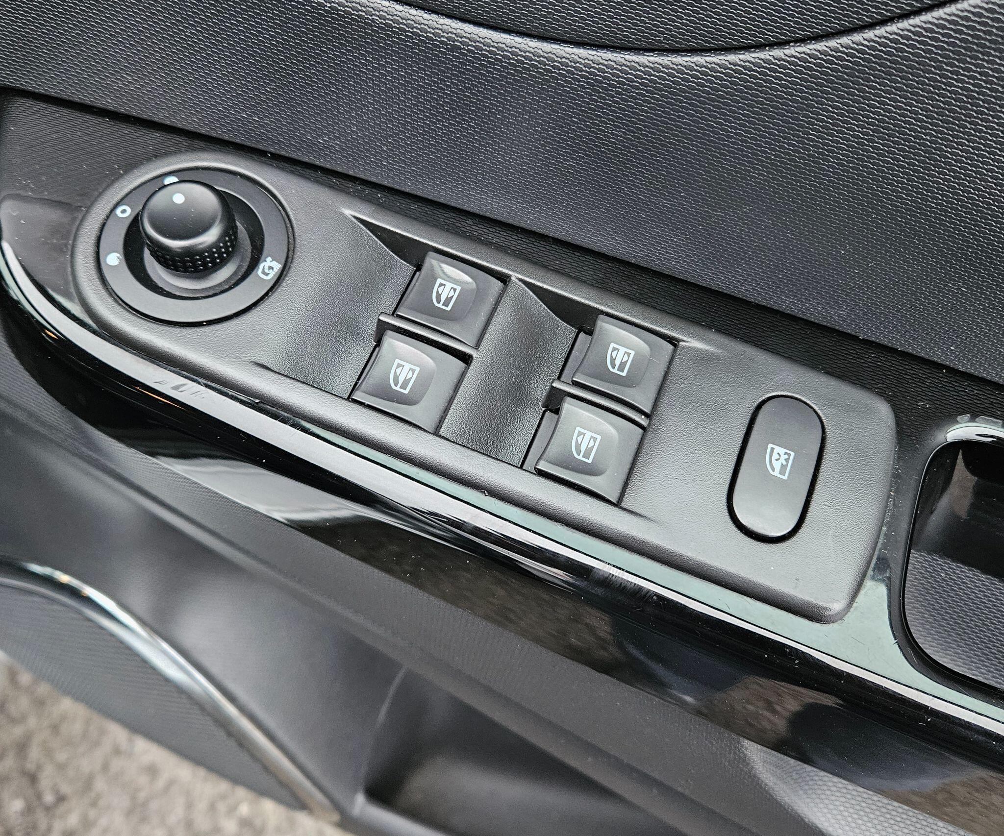 Renault Captur - Image 36