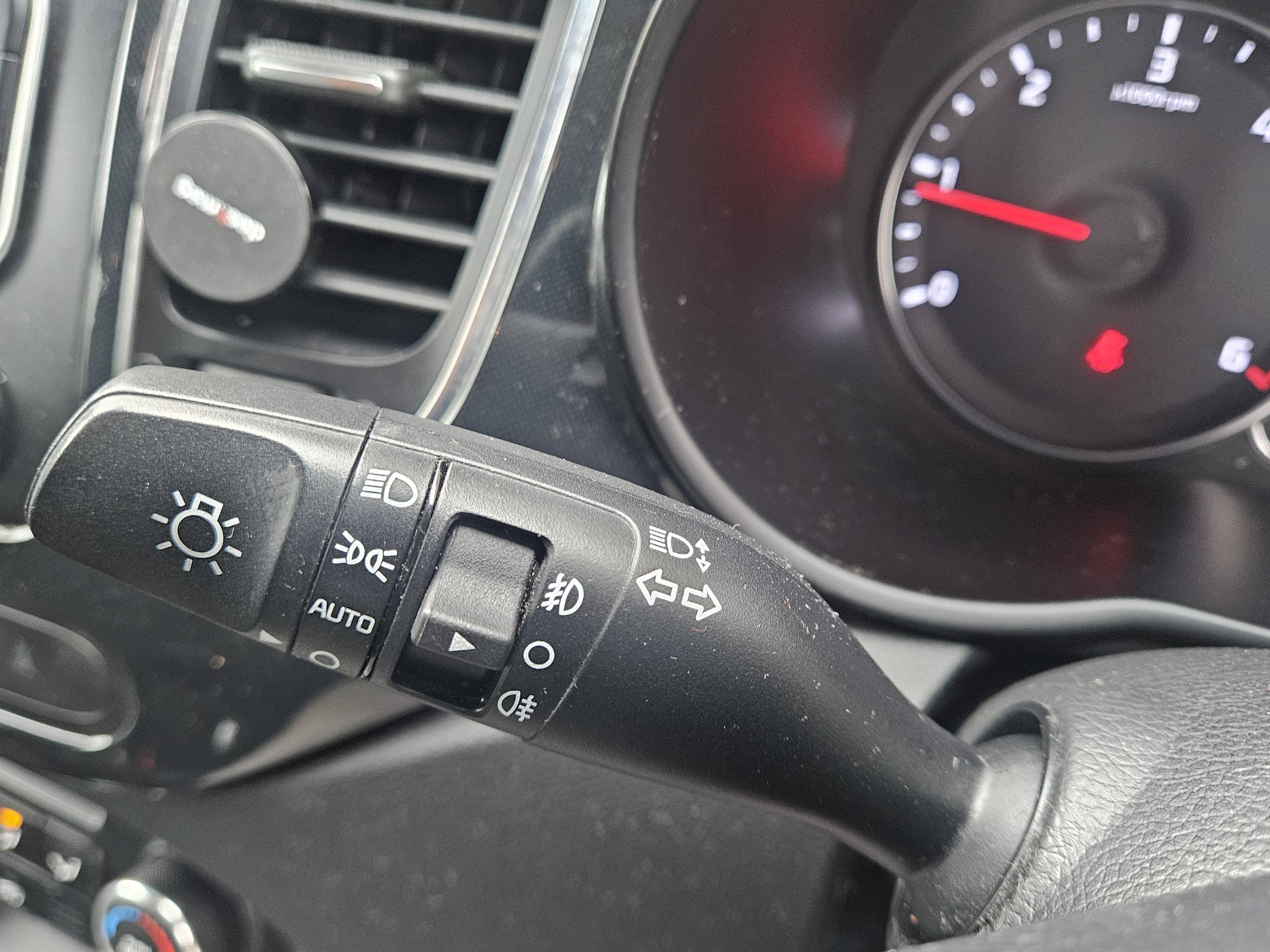 Kia Carens - Image 35