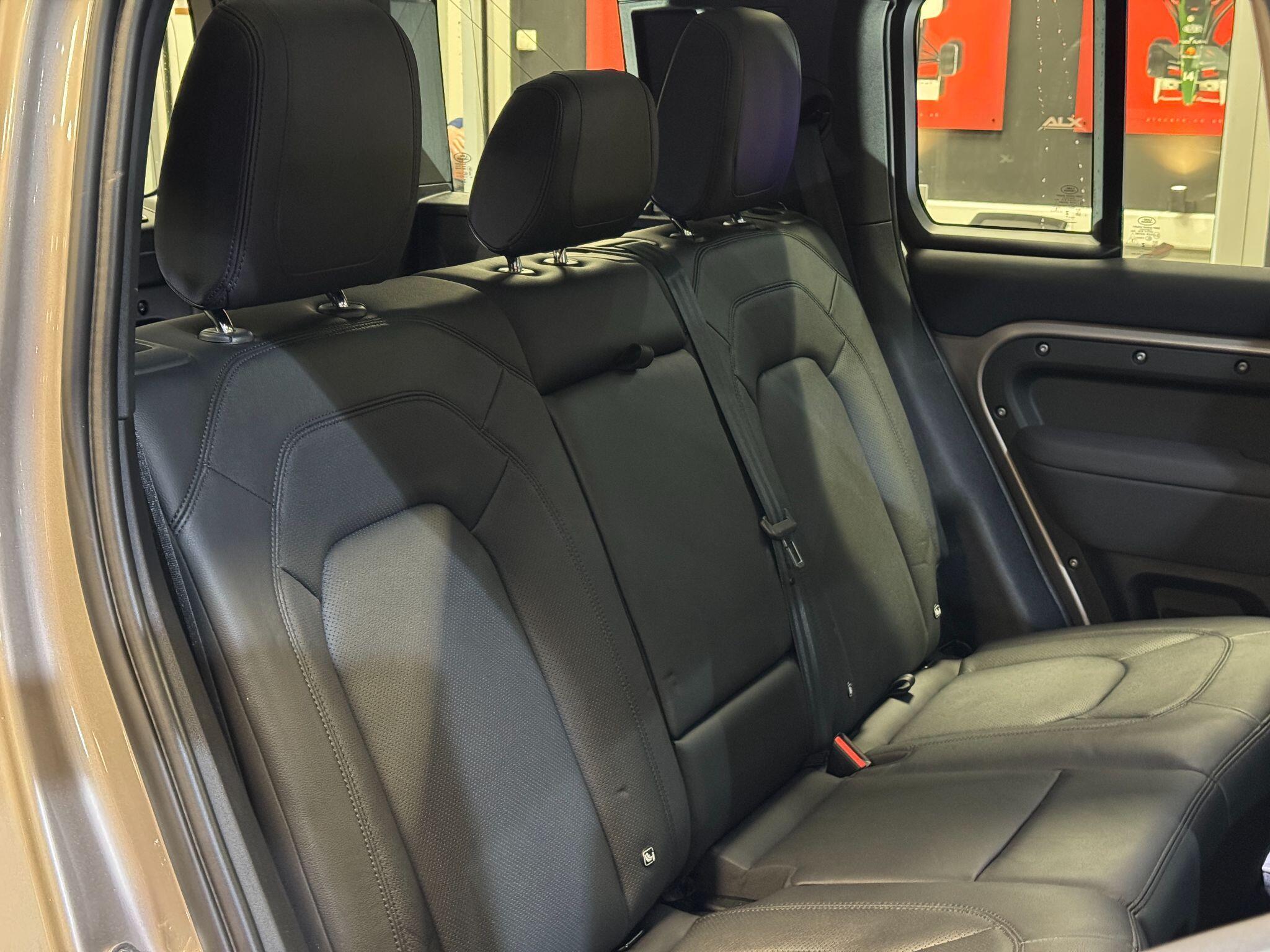 Land Rover Defender 110 - Image 17