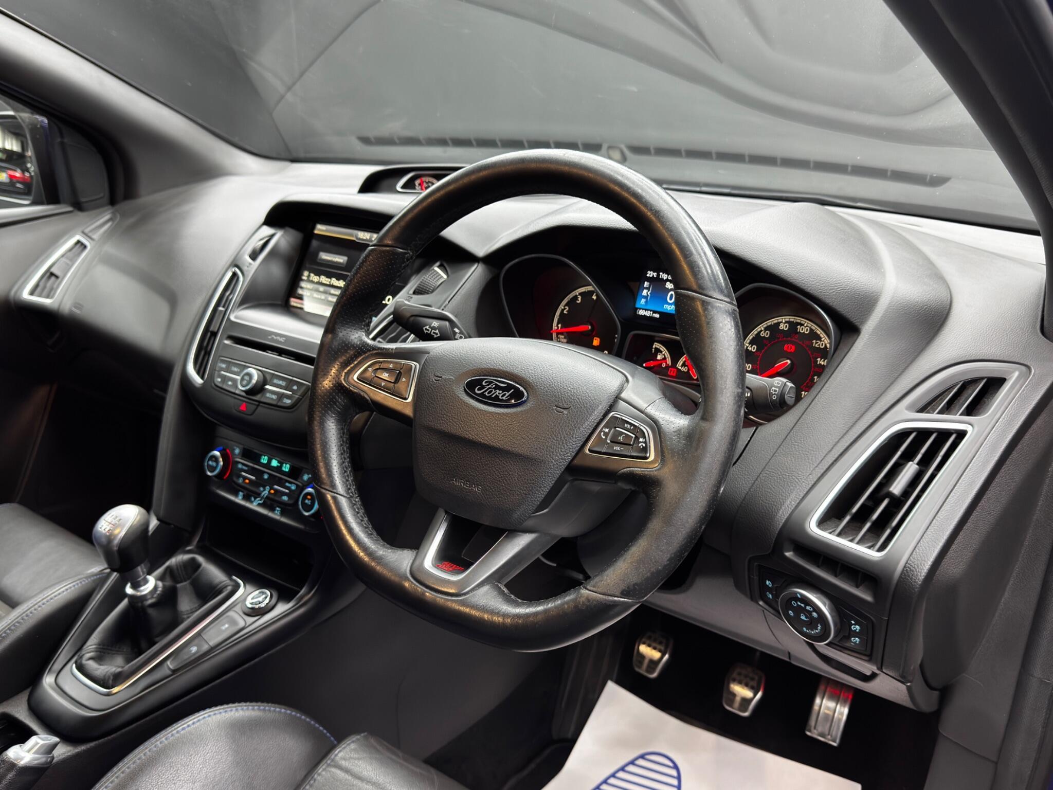 Ford Focus - Image 9
