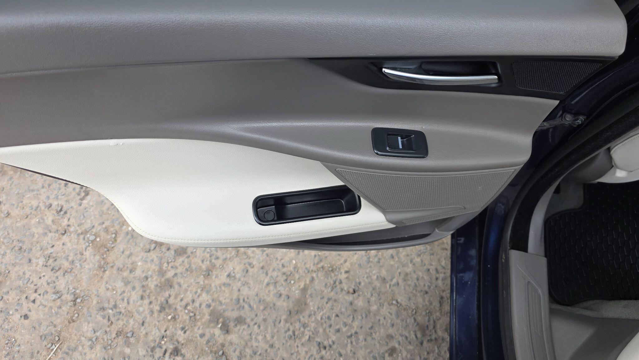 Jaguar XE - Image 37