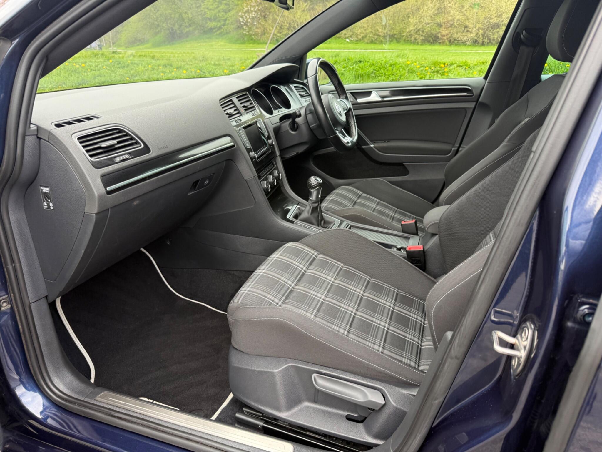 Volkswagen Golf - Image 8