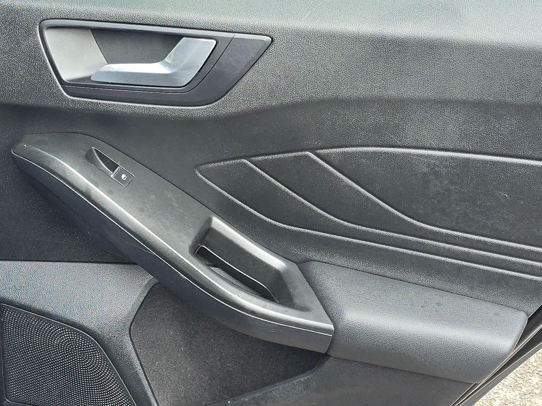 Ford Focus - Image 35