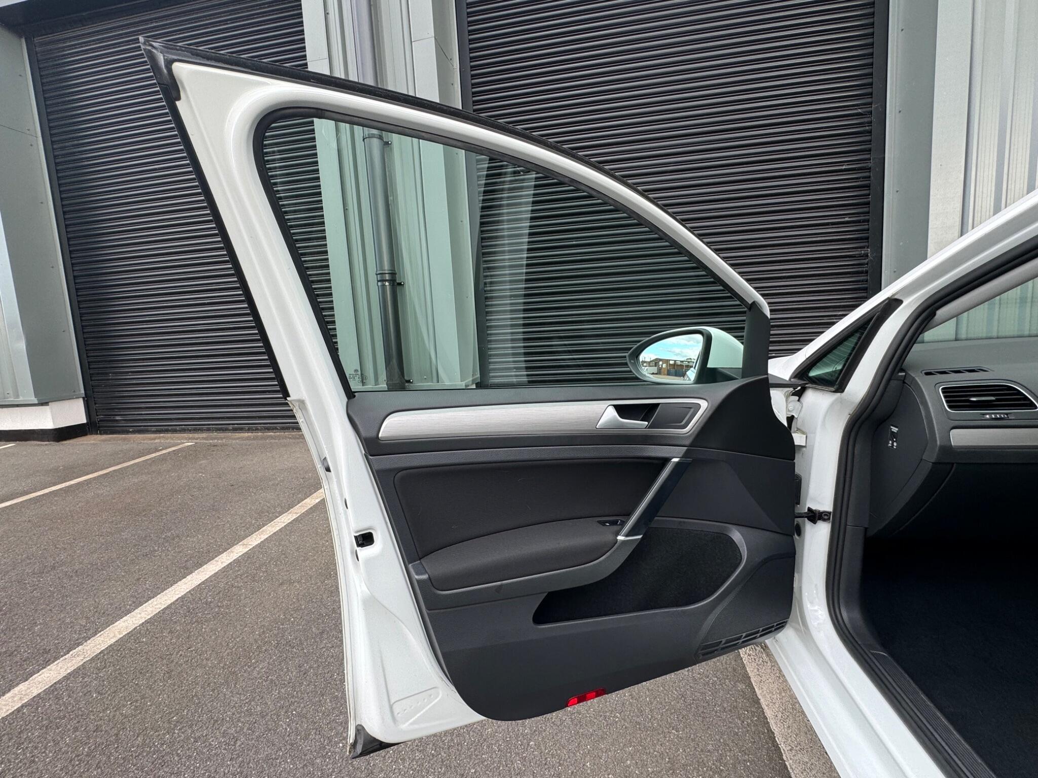 Volkswagen Golf - Image 10