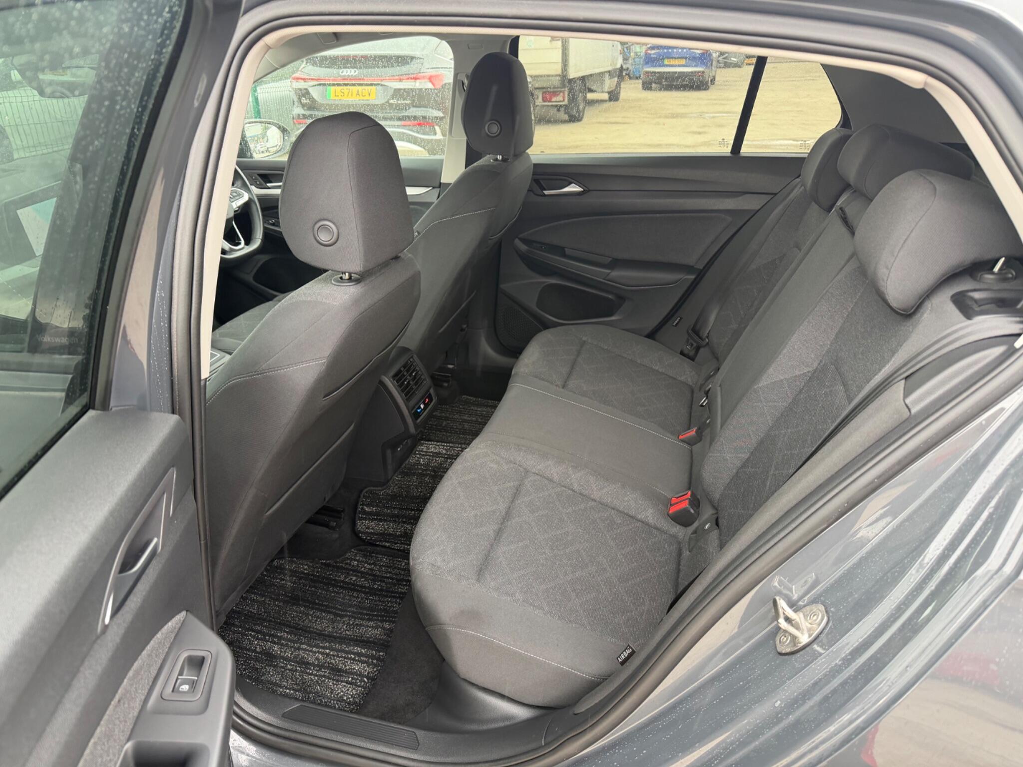 Volkswagen Golf - Image 9