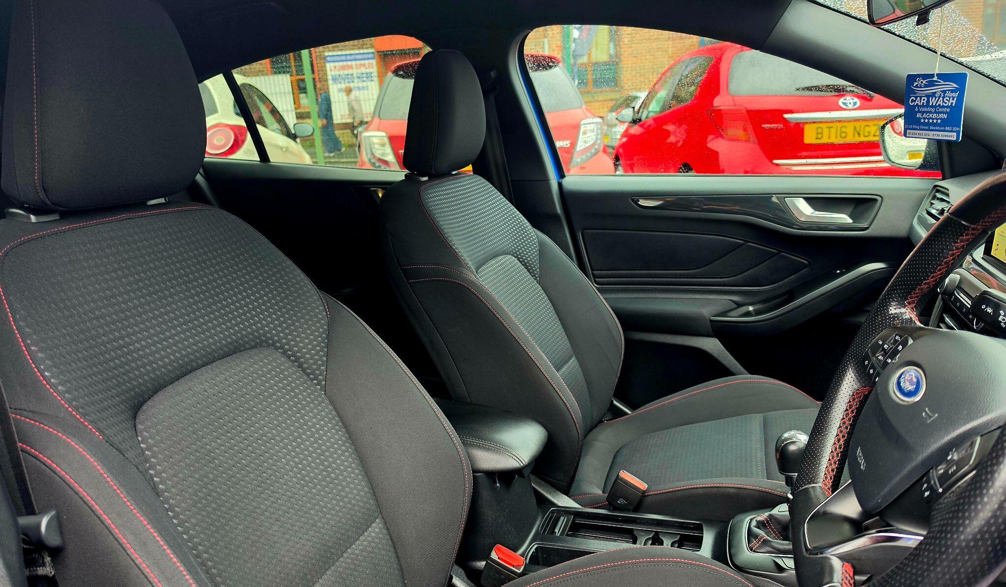 Ford Focus - Image 12