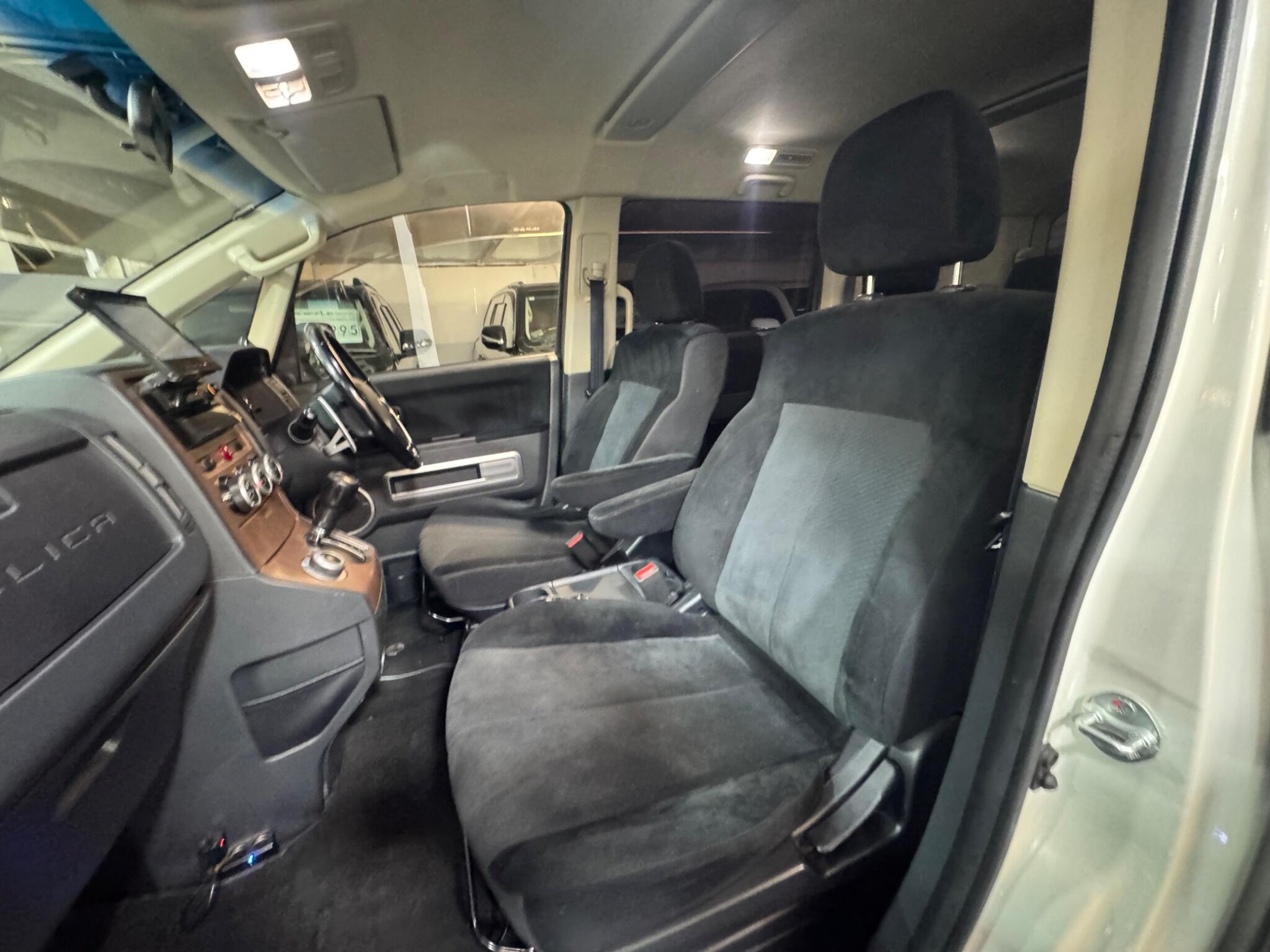 Mitsubishi Delica - Image 10