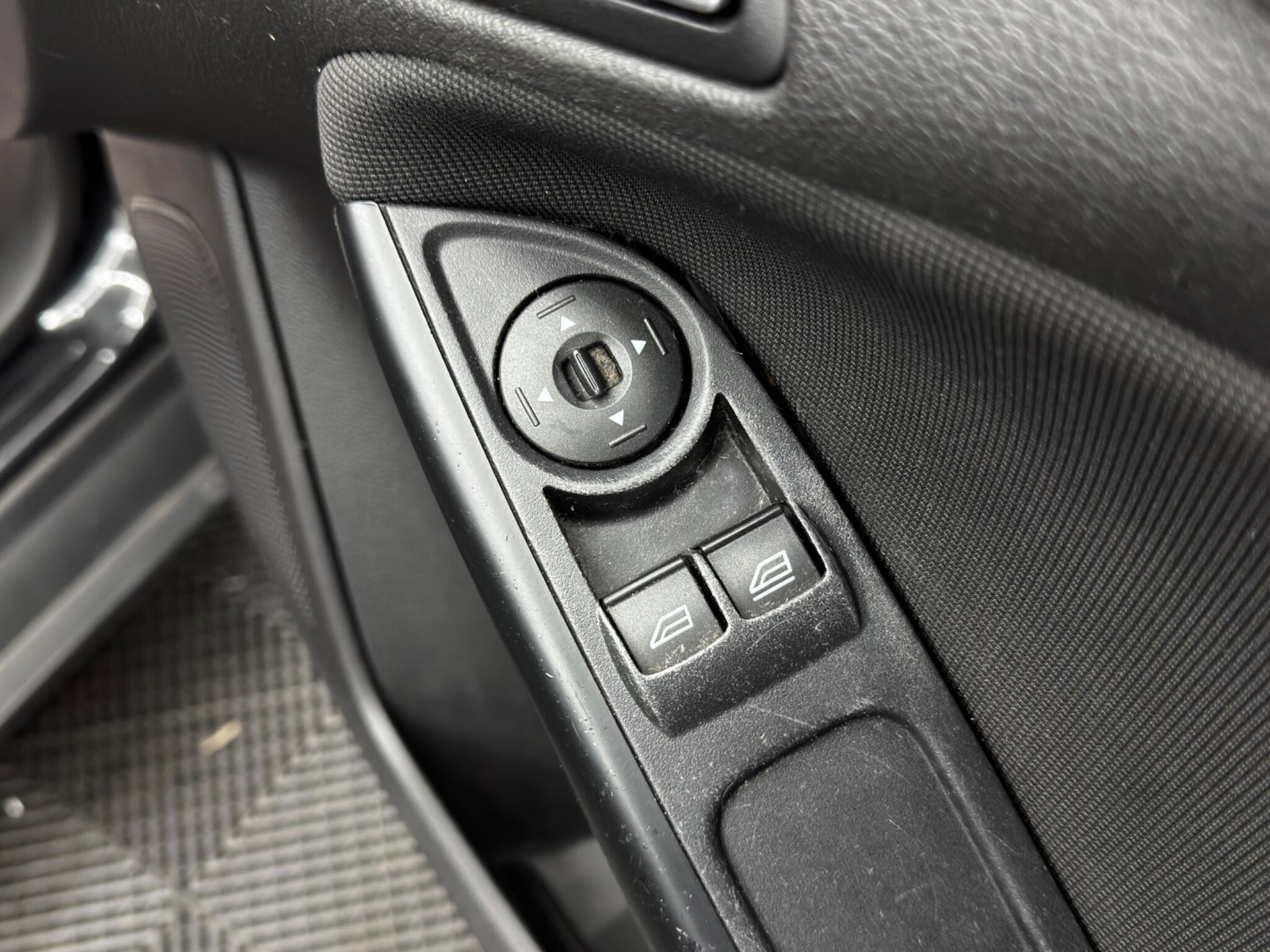 Ford Focus - Image 33