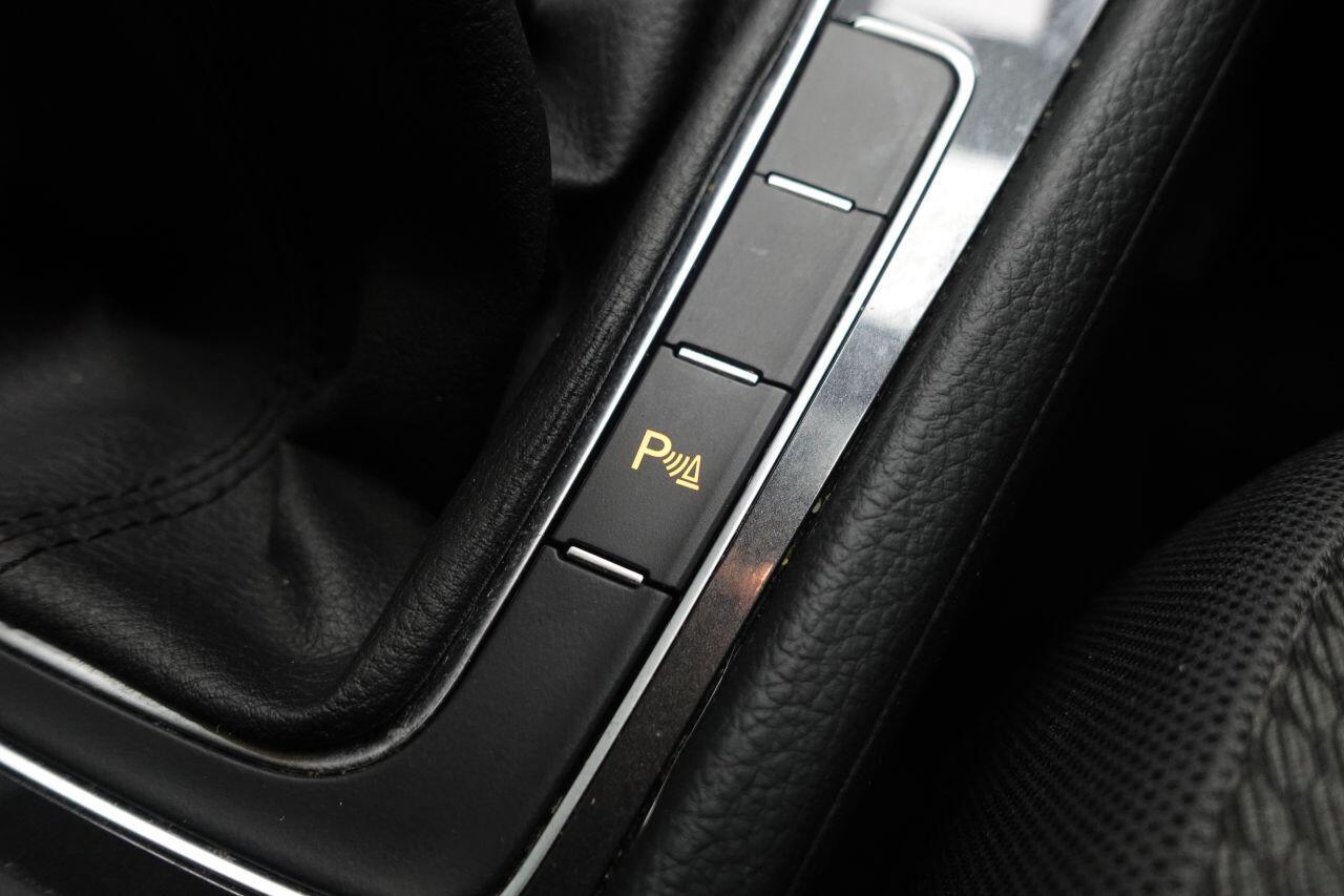 Volkswagen Golf - Image 45