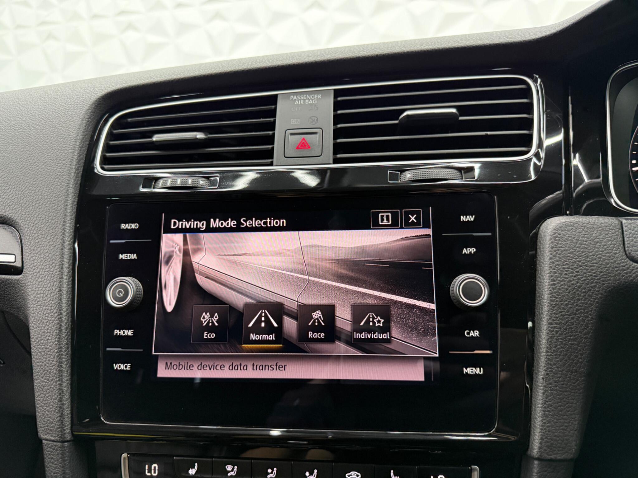 Volkswagen Golf - Image 45