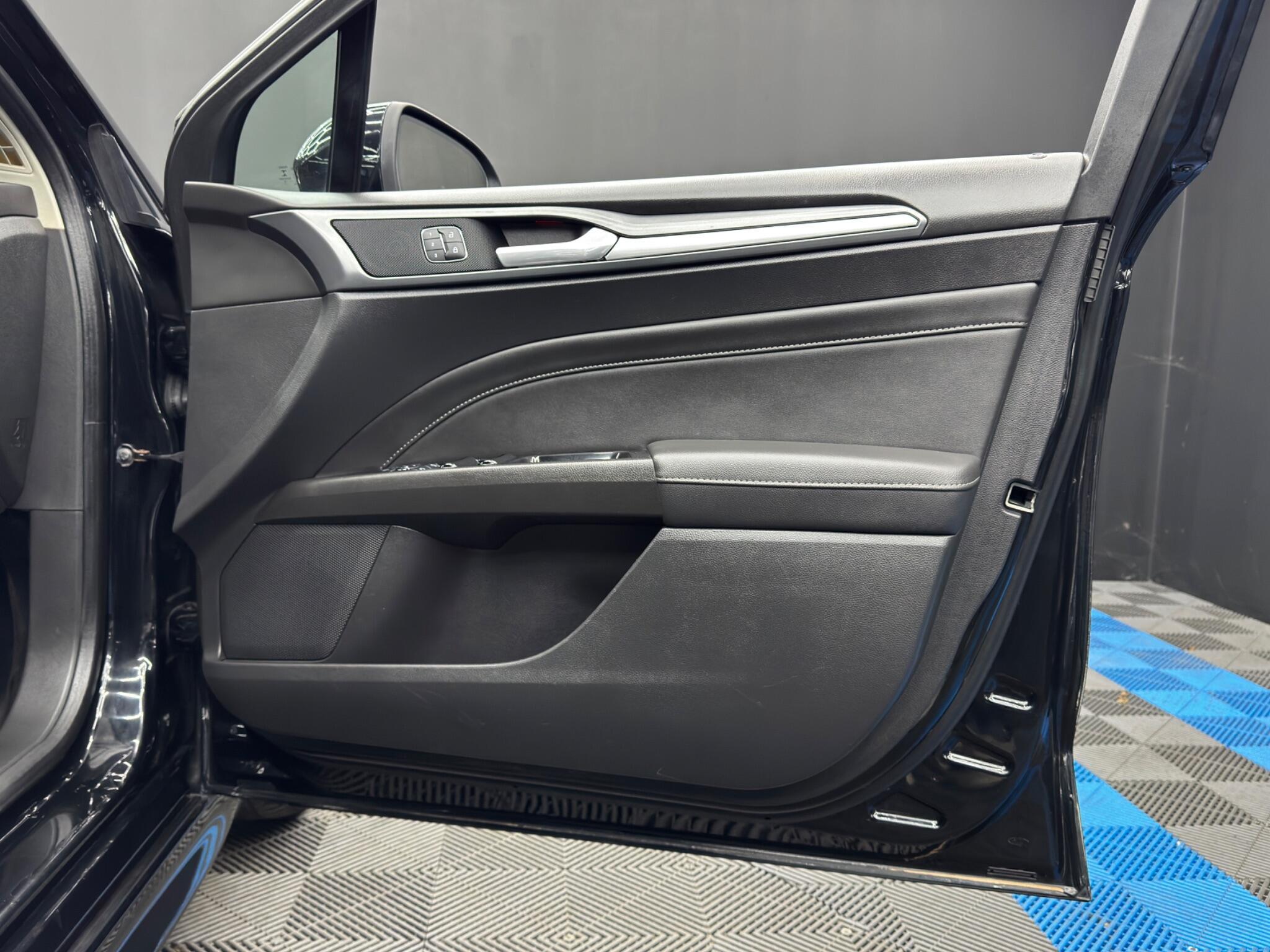 Ford Mondeo - Image 38