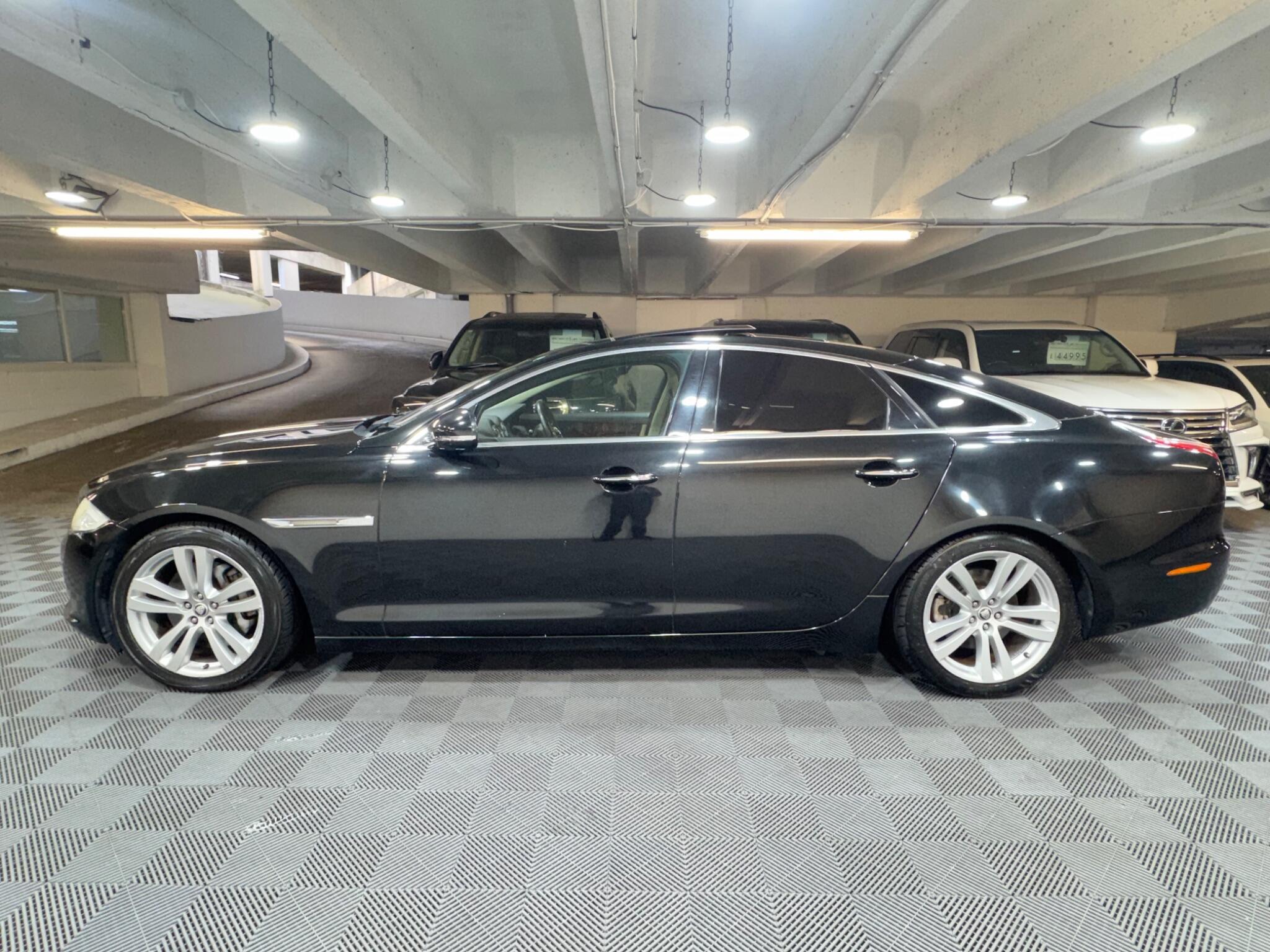 Jaguar XJ - Image 2