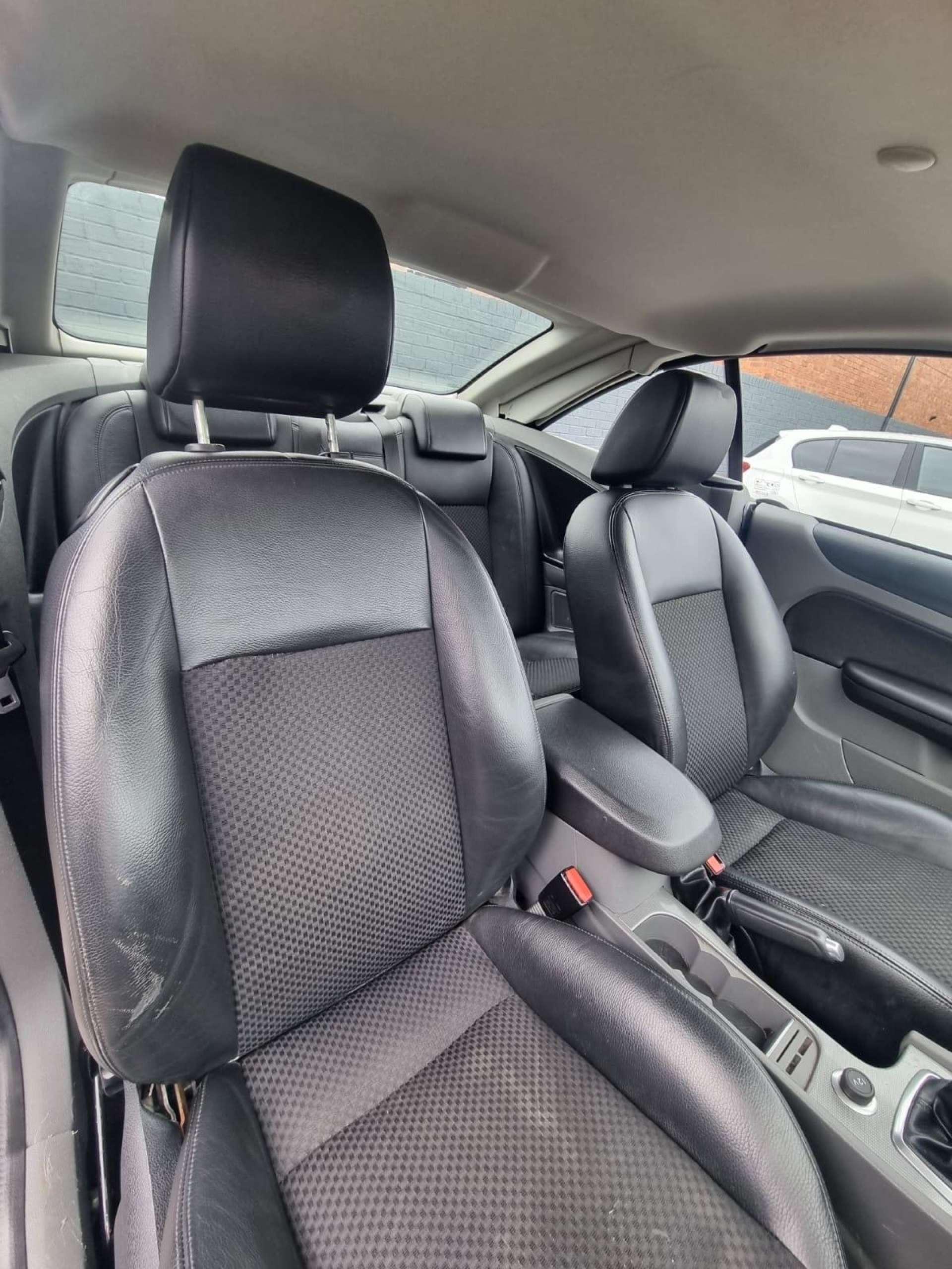 Ford Focus - Image 27