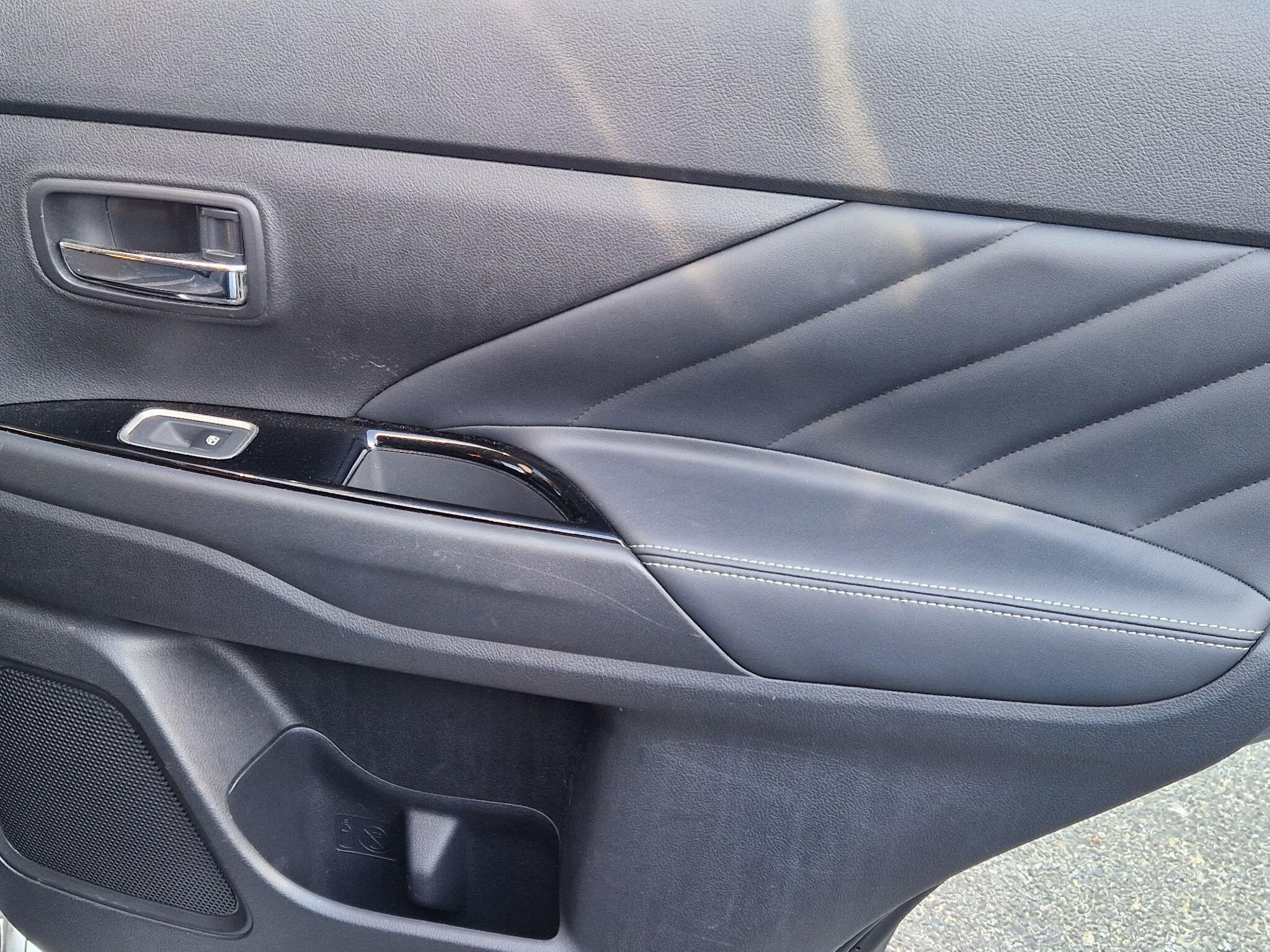 Mitsubishi Outlander - Image 37