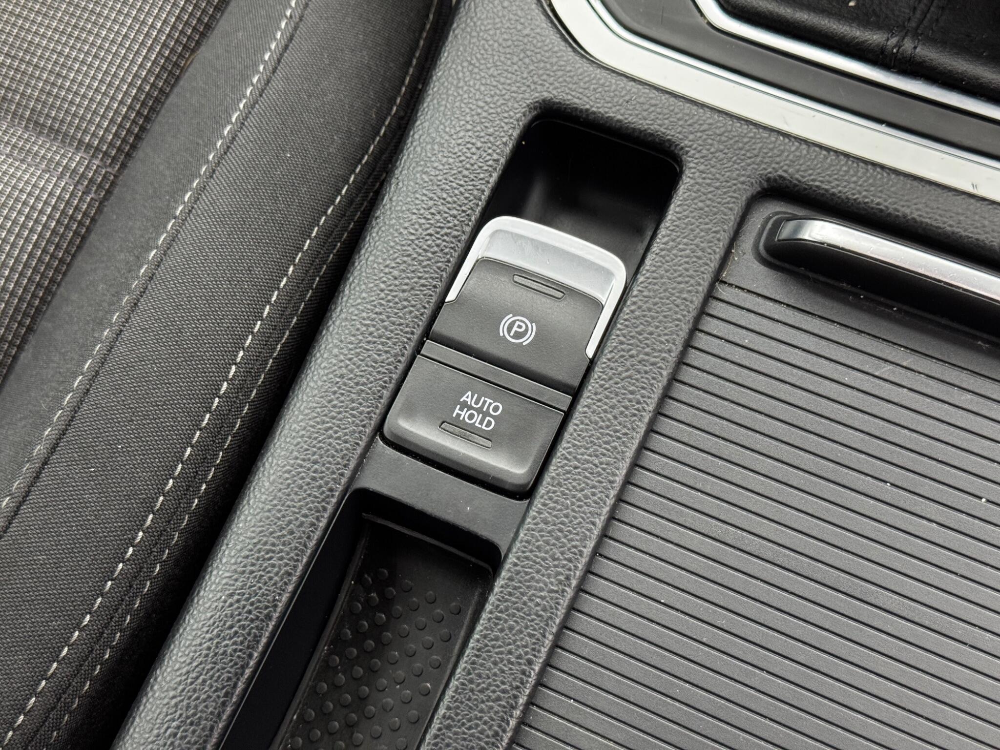 Volkswagen Passat - Image 23