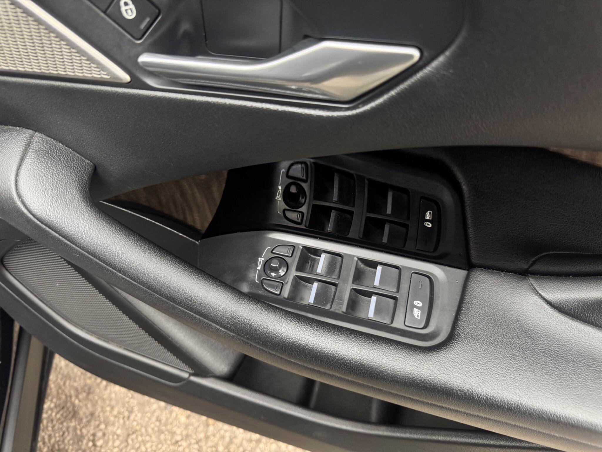 Jaguar I-Pace - Image 38