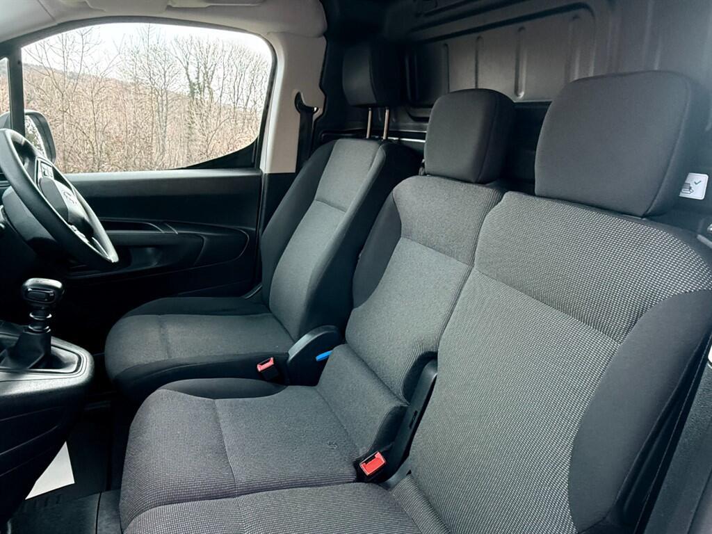 Vauxhall Combo - Image 11
