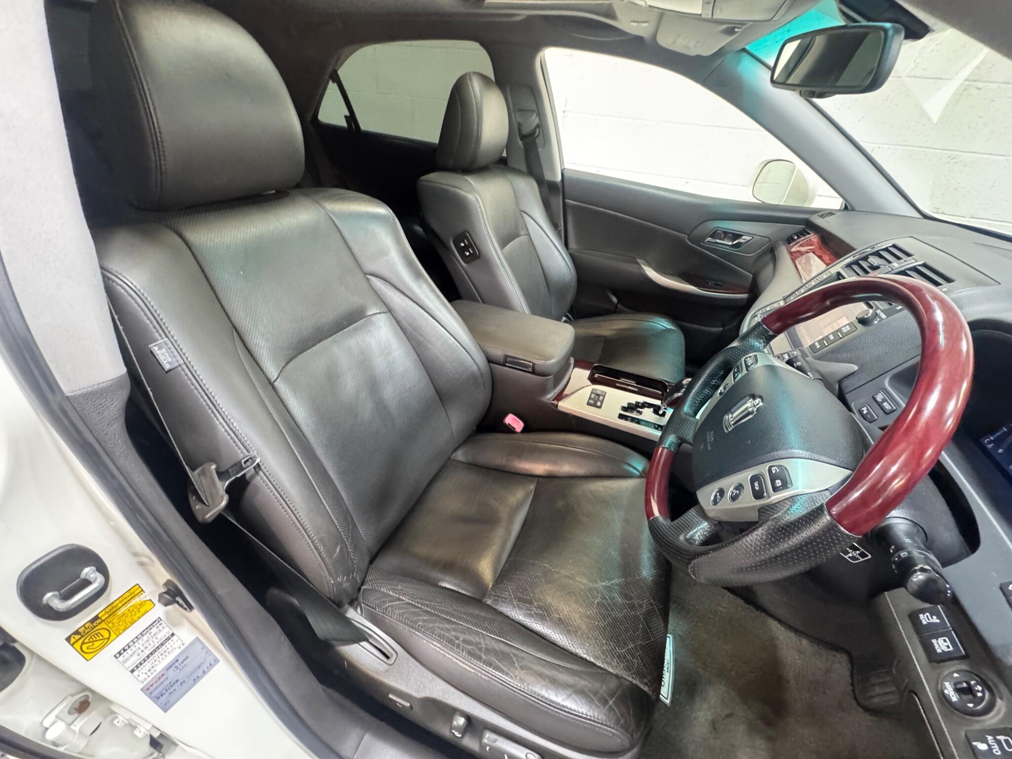 Toyota CROWN - Image 8