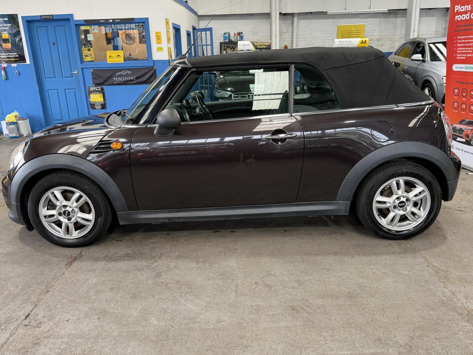 MINI Convertible - Image 2