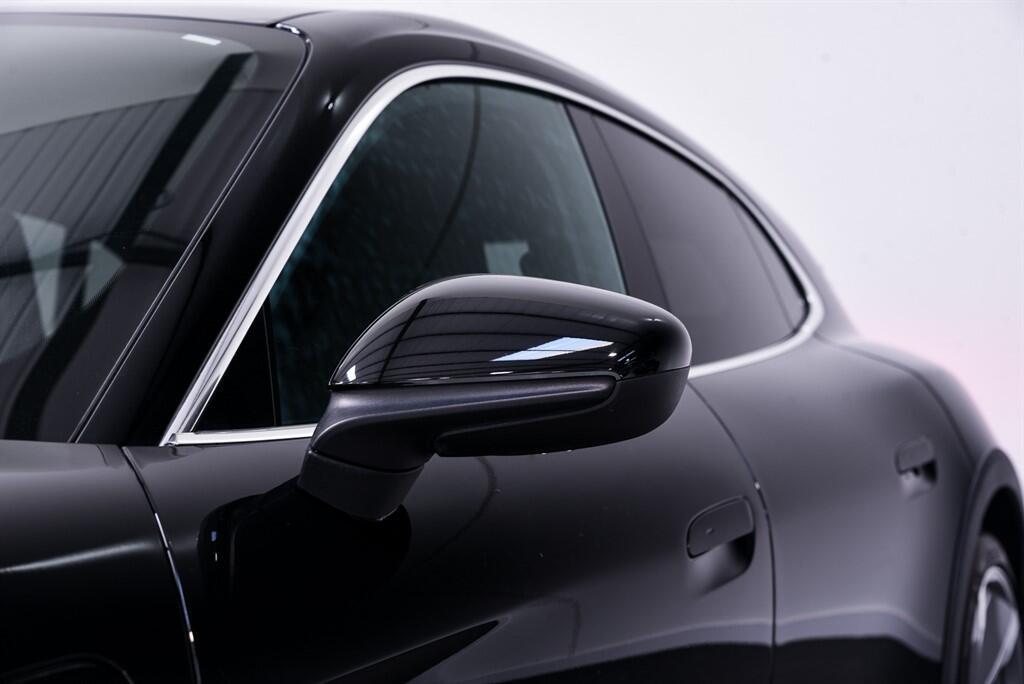 Porsche Taycan - Image 10