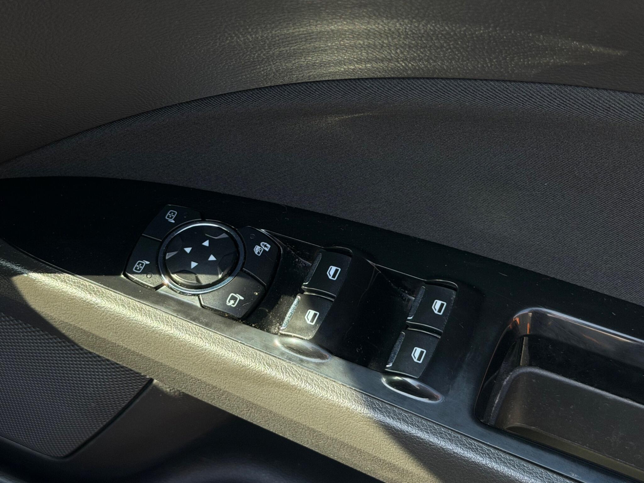 Ford Mondeo - Image 30