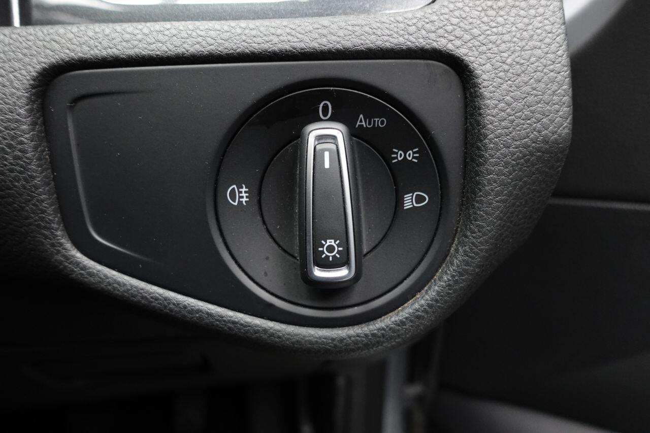 Volkswagen Golf - Image 30