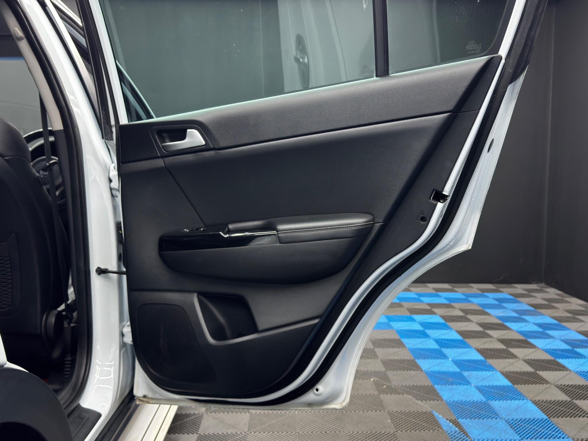 Kia Sportage - Image 38