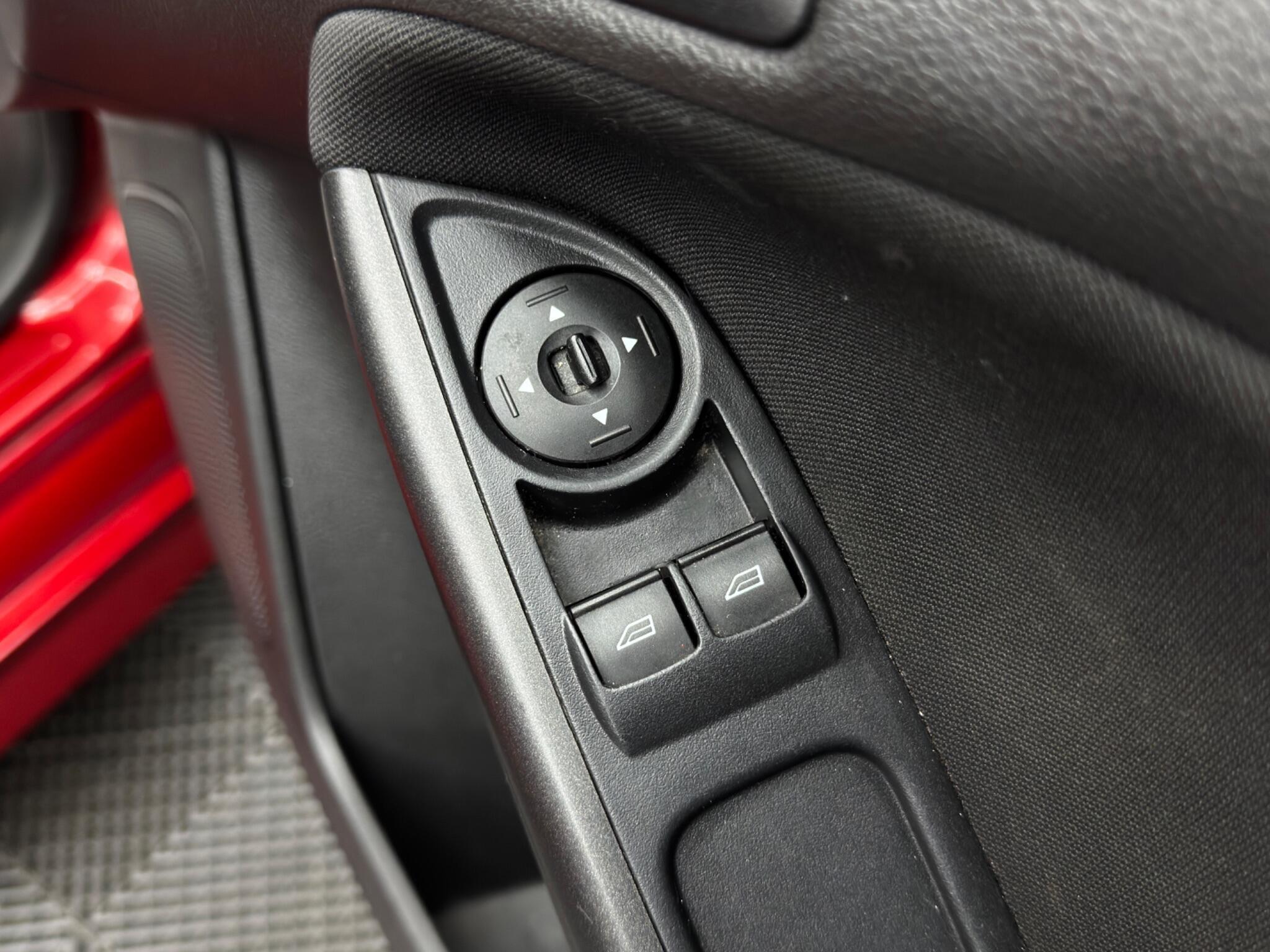 Ford Focus - Image 36