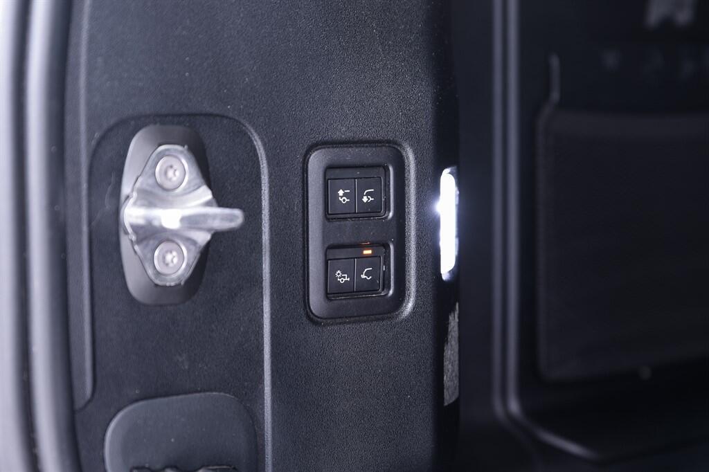 Land Rover Defender 110 - Image 34
