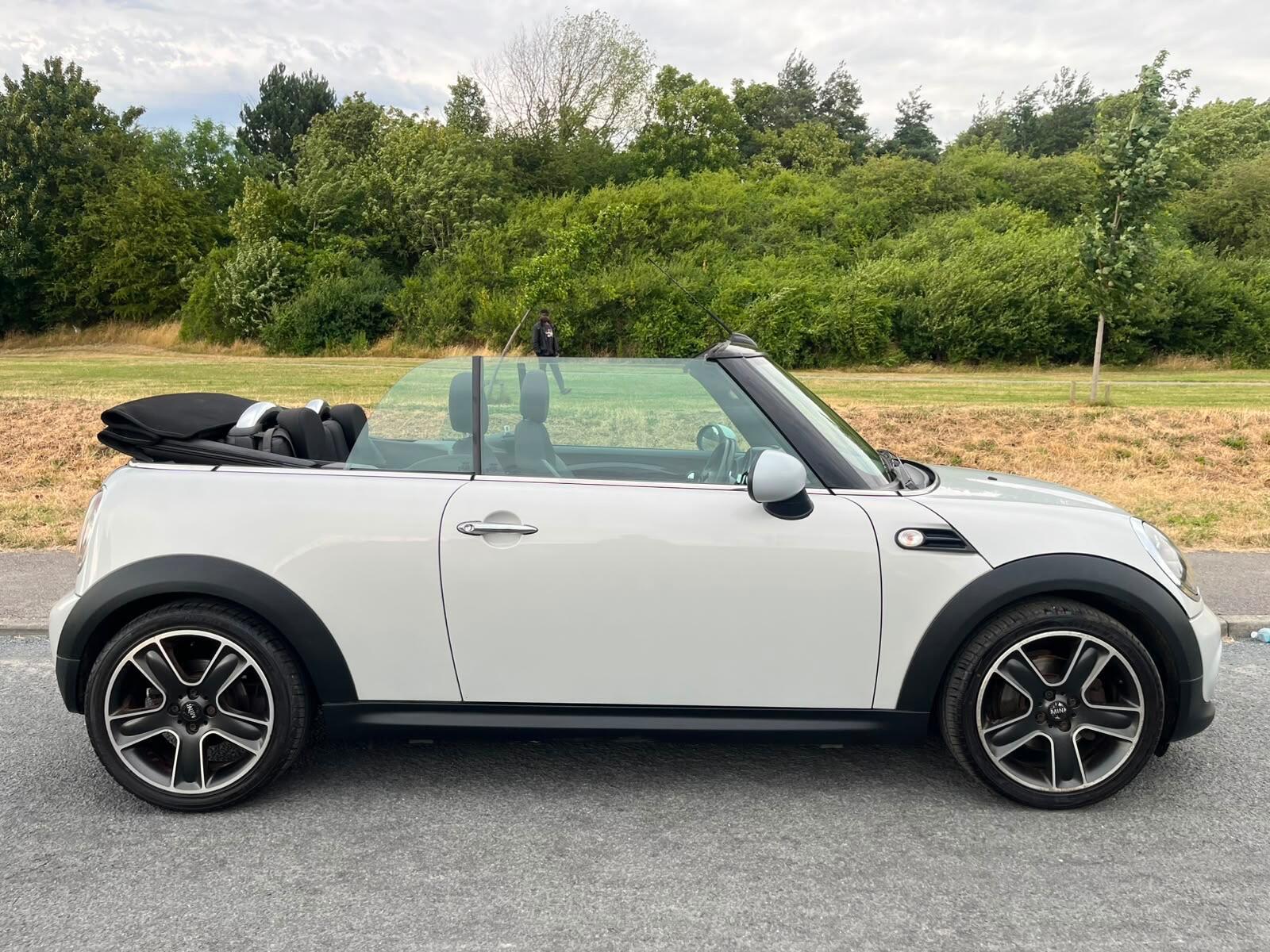 MINI Convertible - Image 2