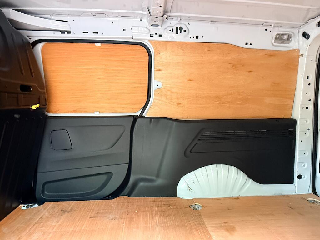 Vauxhall Combo - Image 18