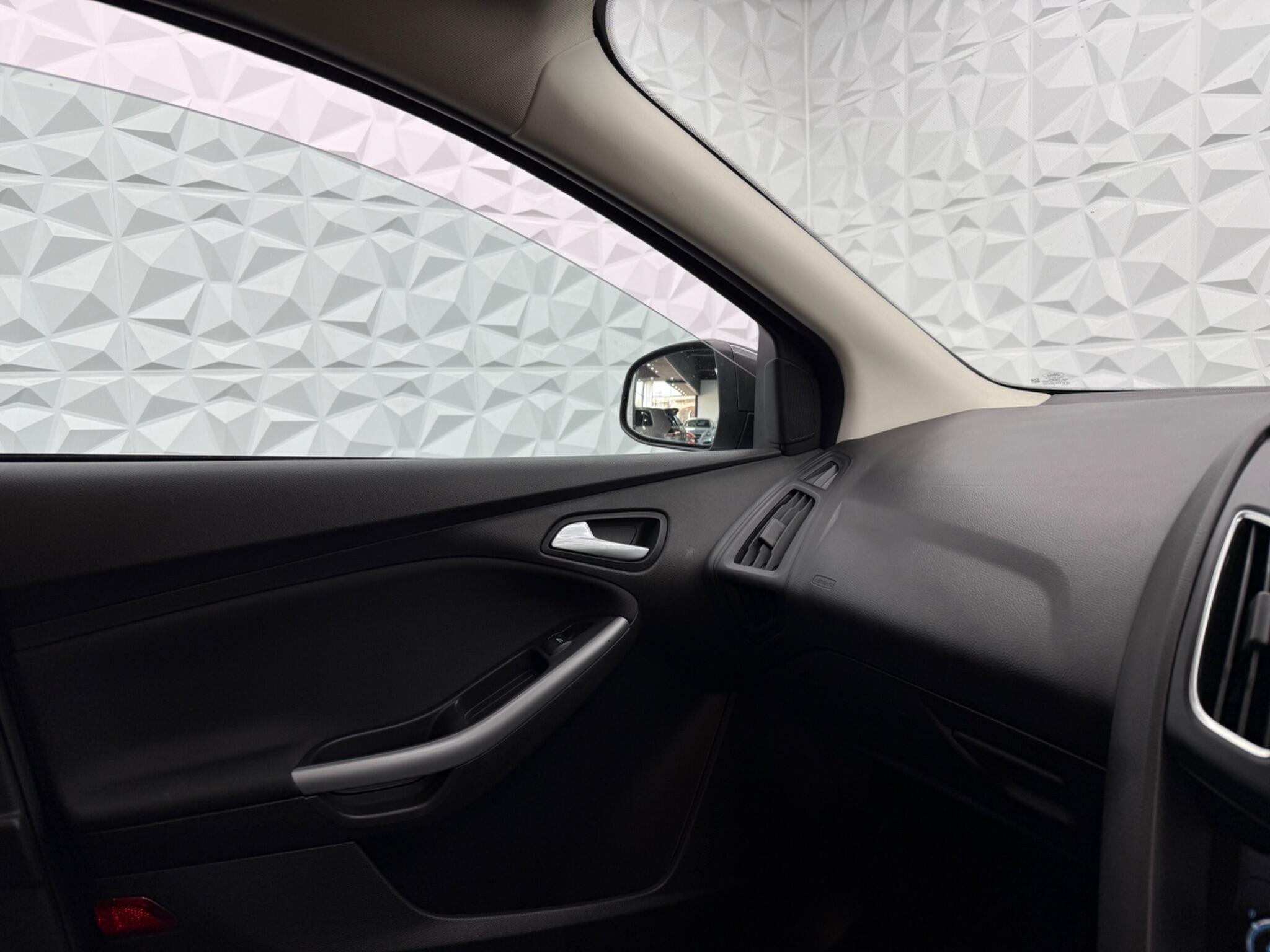 Ford Focus - Image 25